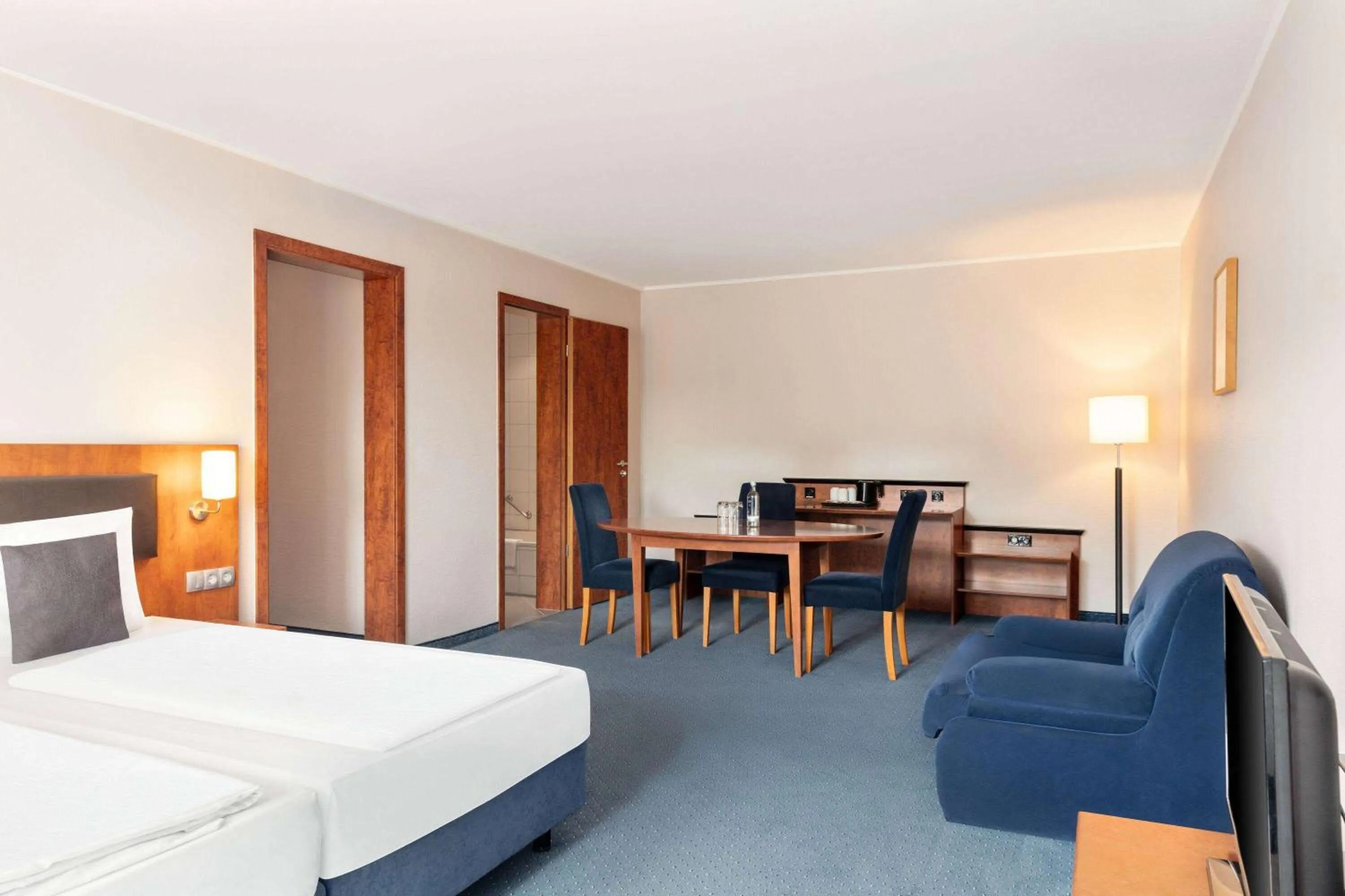 Photo of the whole room, Bed in Amedia Frankfurt Russelsheim Trademark Collection by Wyndham