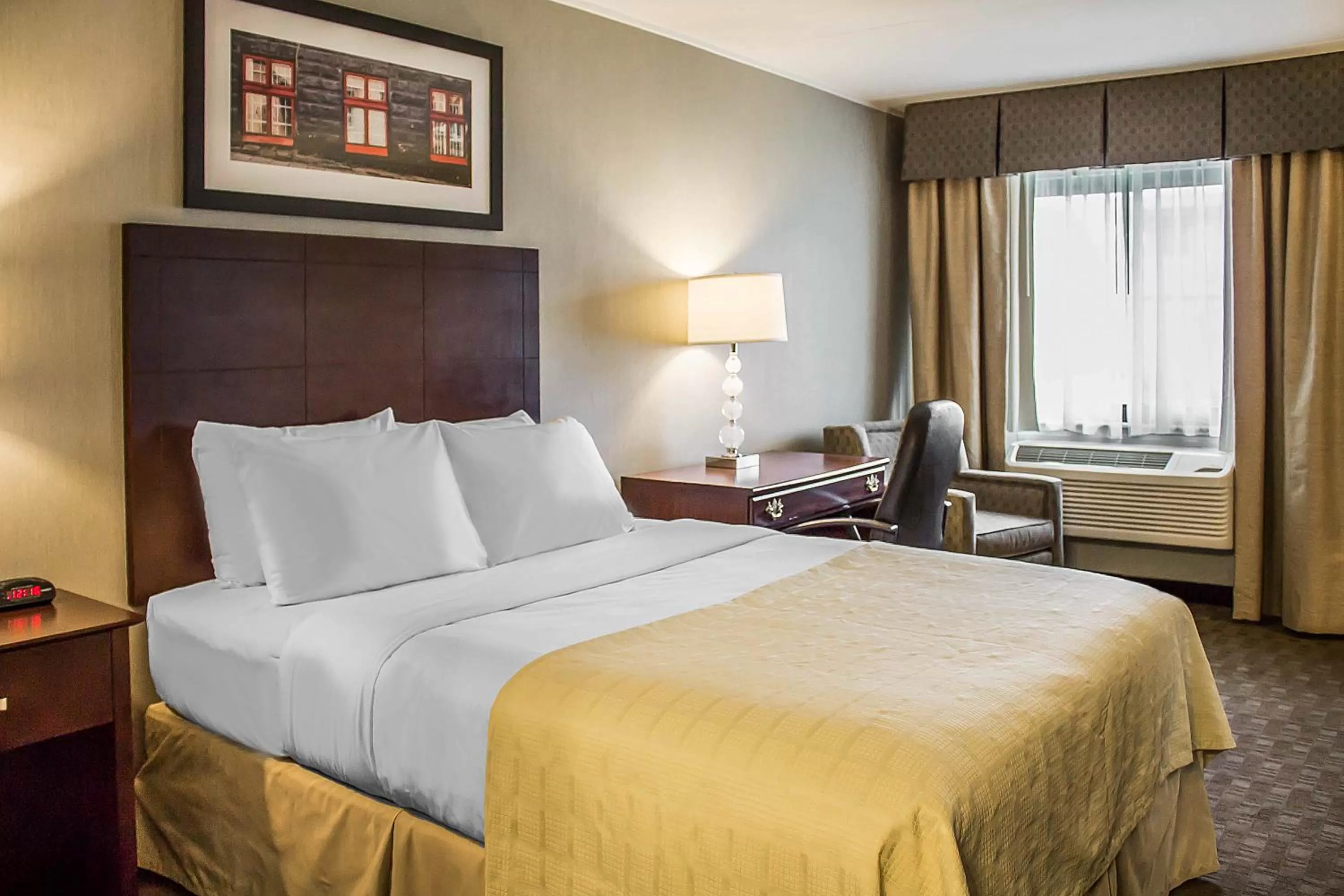 Bedroom, Bed in Quality Inn Cambridge