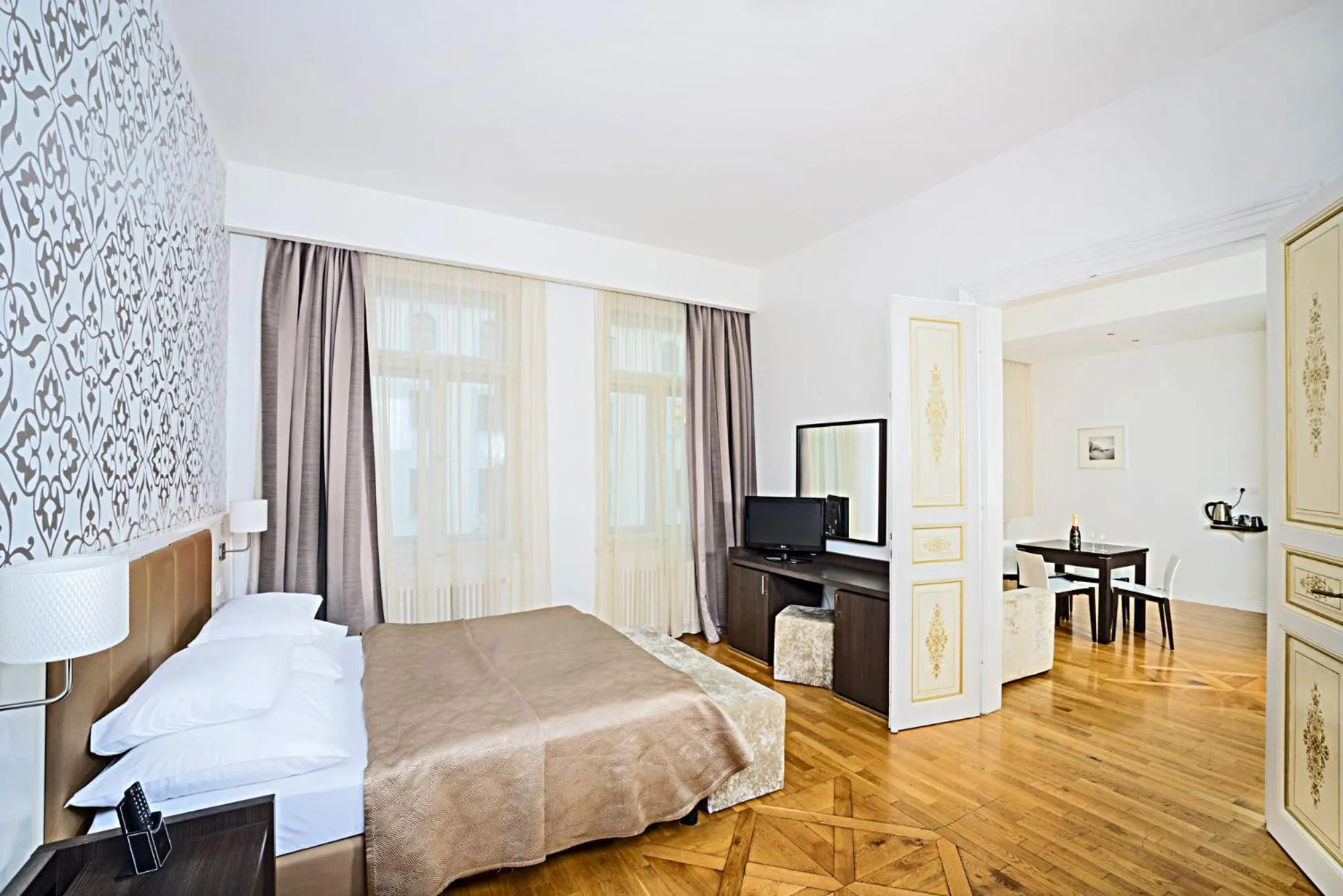 Day, Bed in Deminka Palace