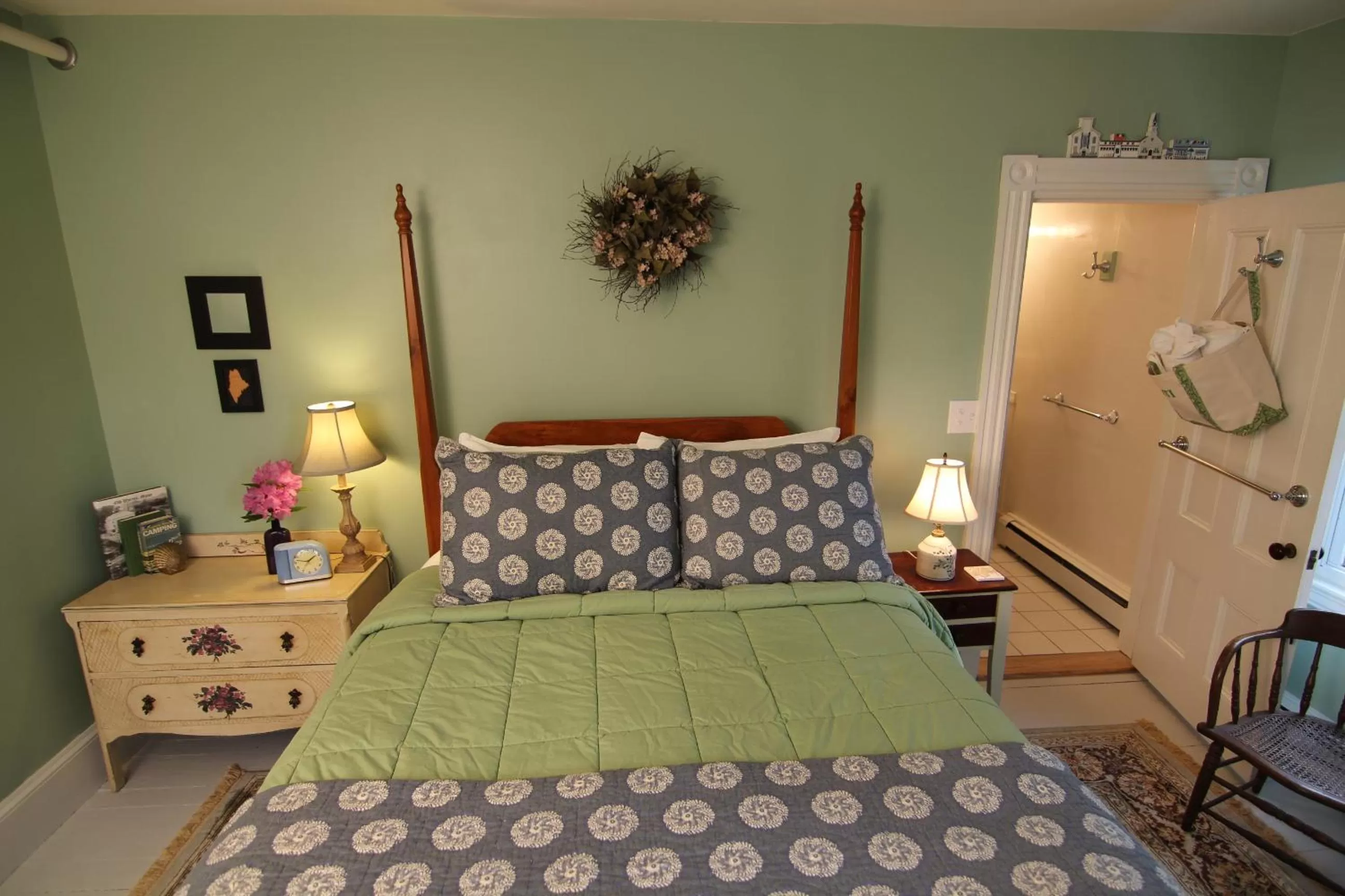 Bed in Kendall Tavern Inn Bed and Breakfast