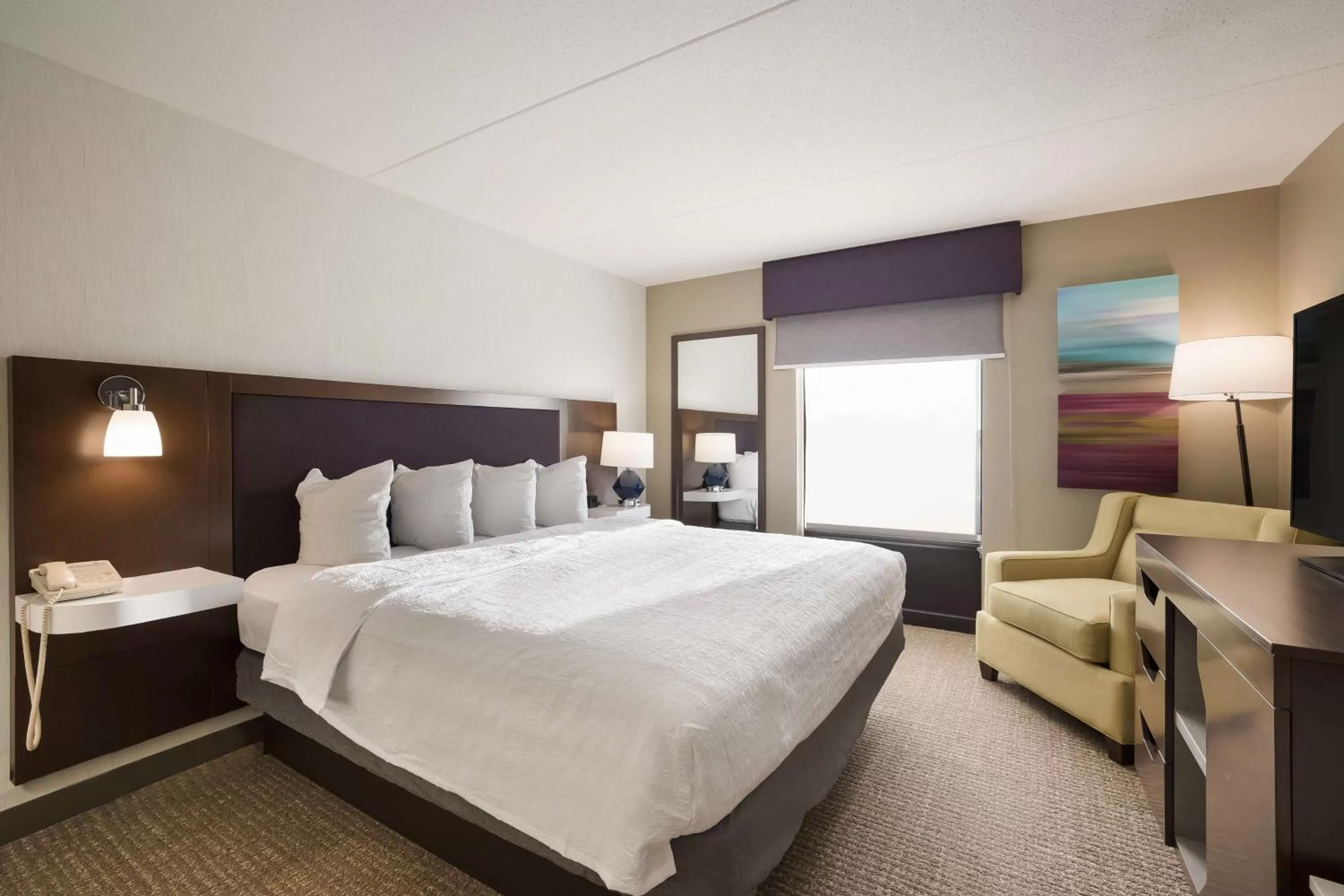 Bed in Hampton Inn McHenry