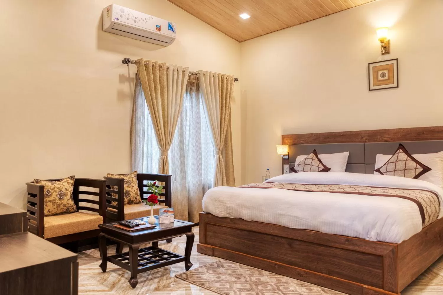 Photo of the whole room in The Walnut Creek