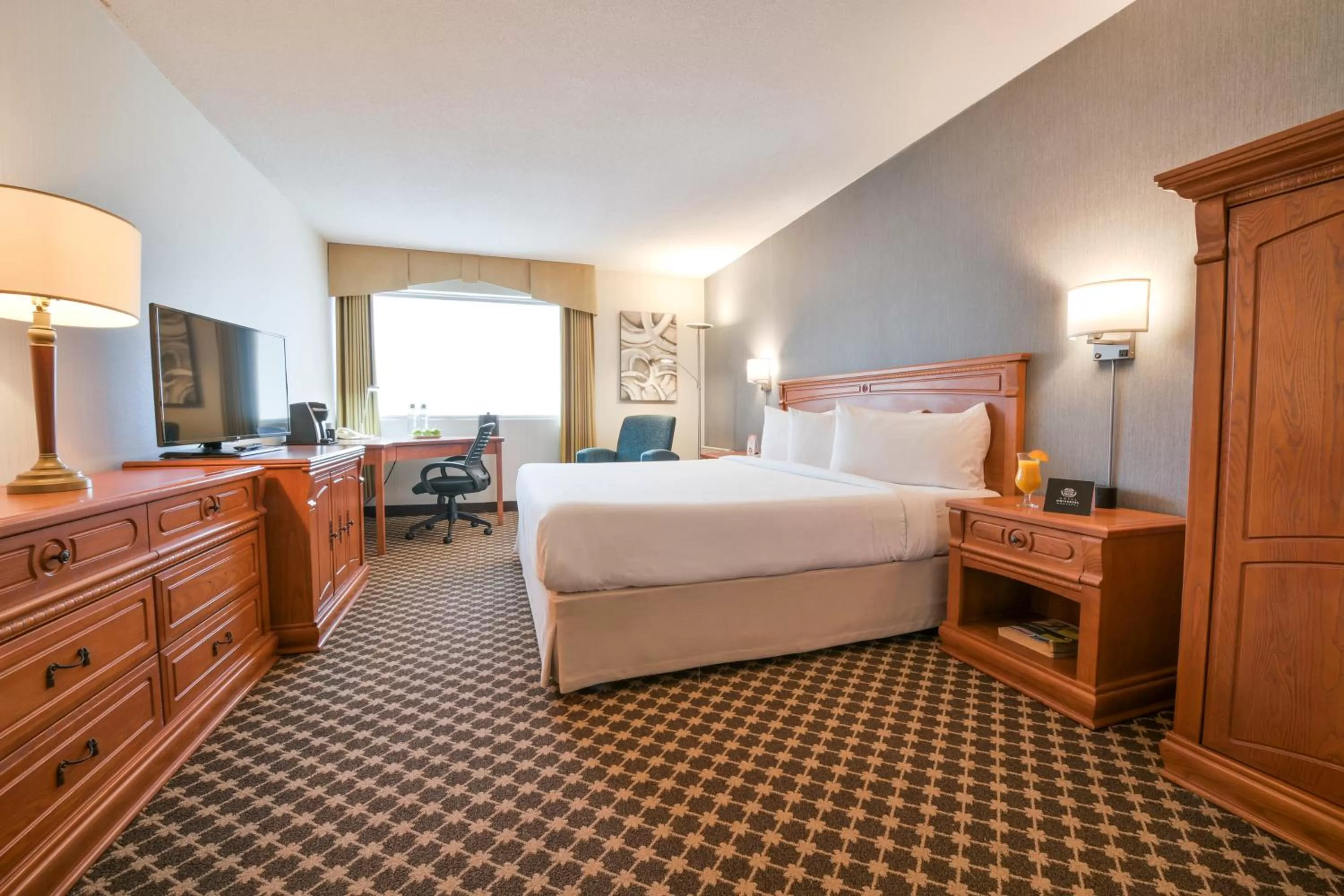 Bedroom, Bed in Hotel Universel Montréal