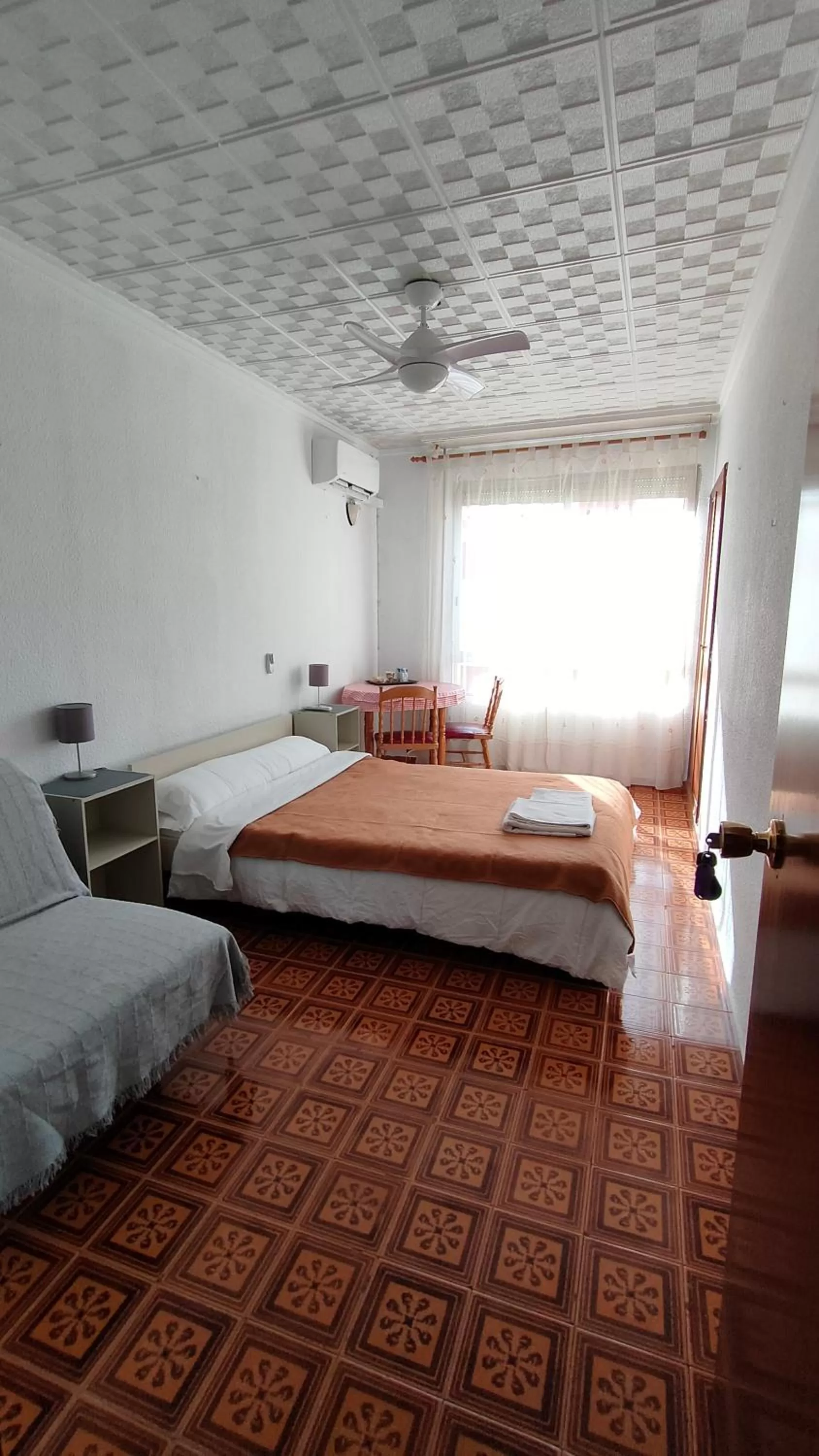 Photo of the whole room, Bed in Pensión Benavente AP-7 3min coche Playa 5 min Self check-in 24h