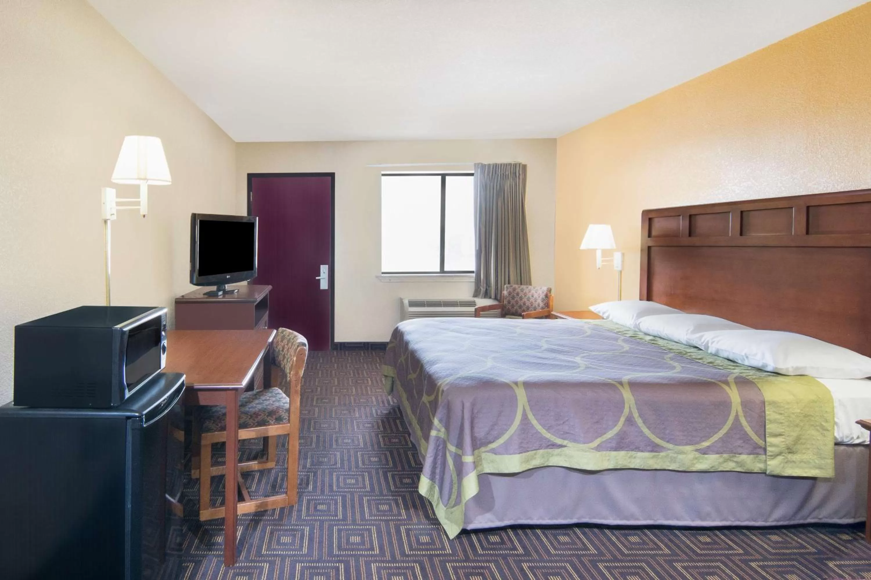 Photo of the whole room, Bed in Super 8 by Wyndham Seguin