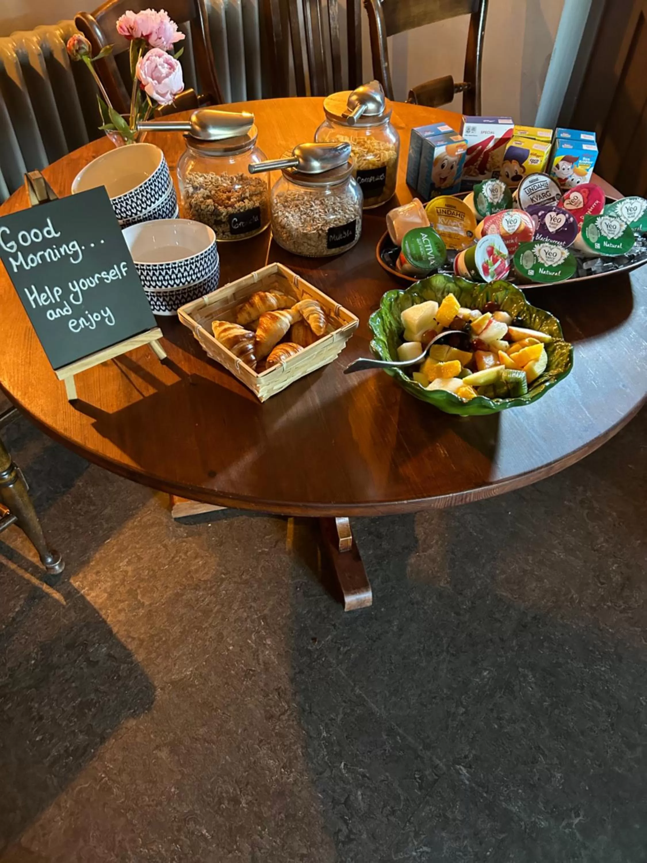 Breakfast in The Red Lion Charing Heath