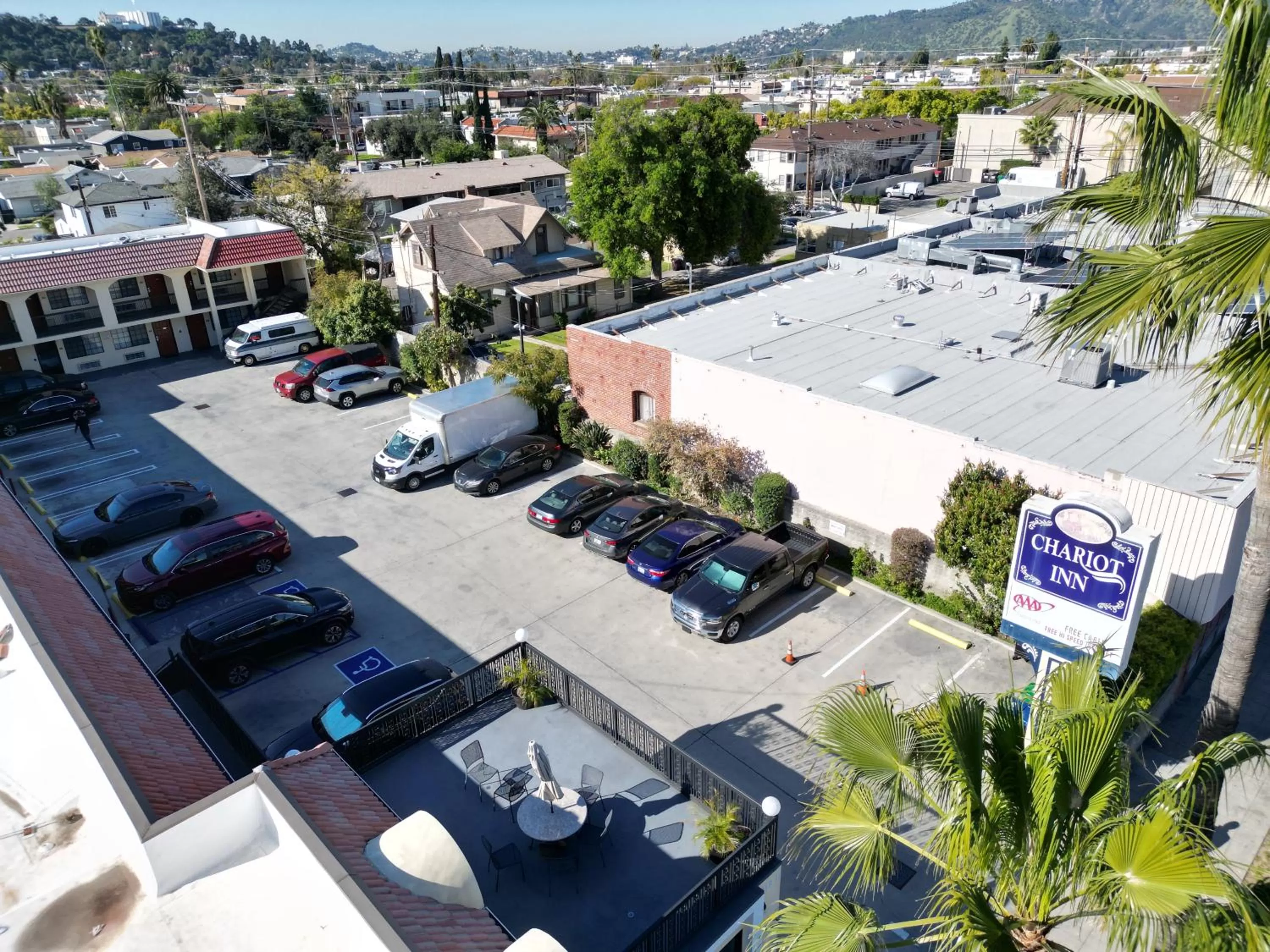 Property building in Chariot Inn Glendale - Pasadena