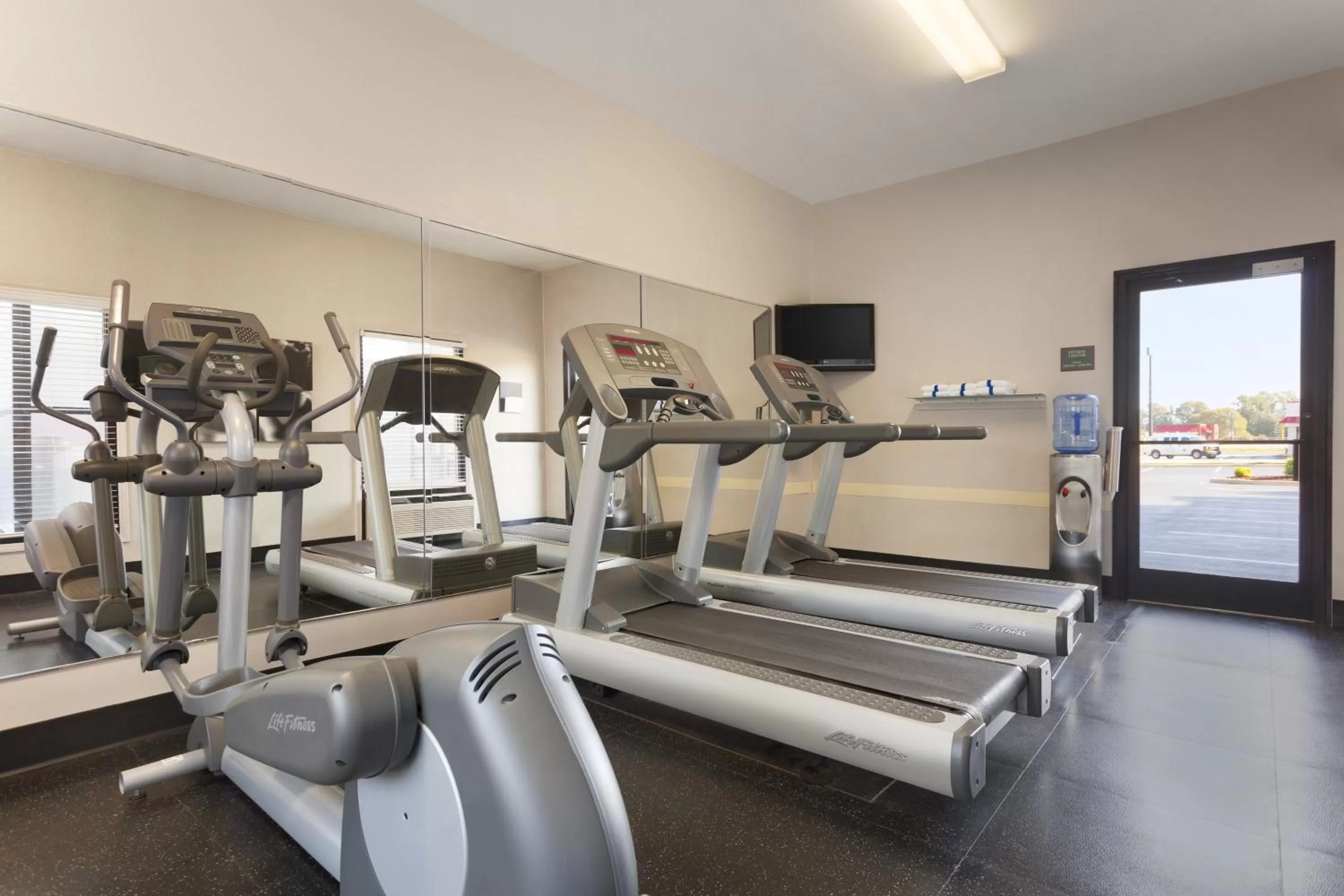 Fitness centre/facilities in Country Inn & Suites by Radisson, Florence, SC