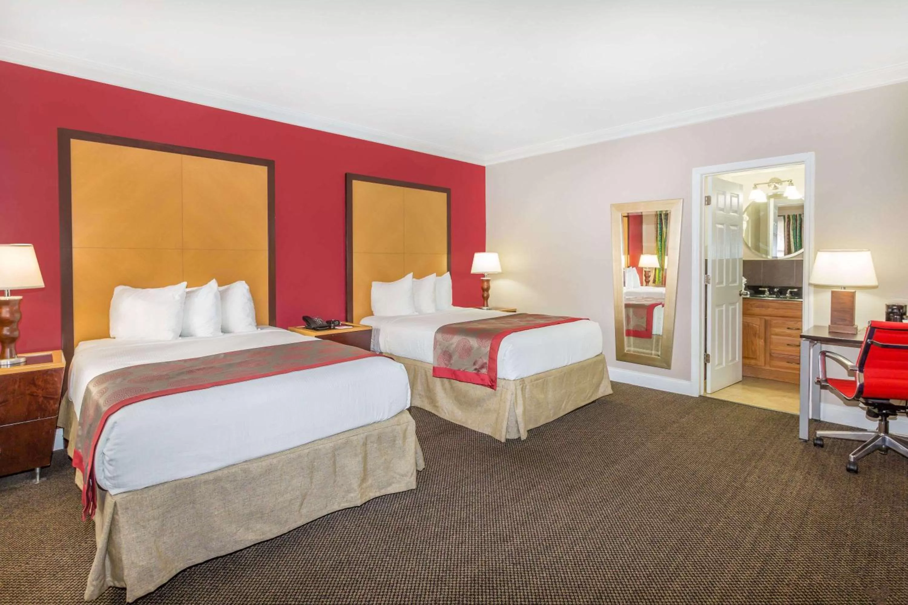 Photo of the whole room, Bed in Ramada by Wyndham Miami Springs/Miami International Airport