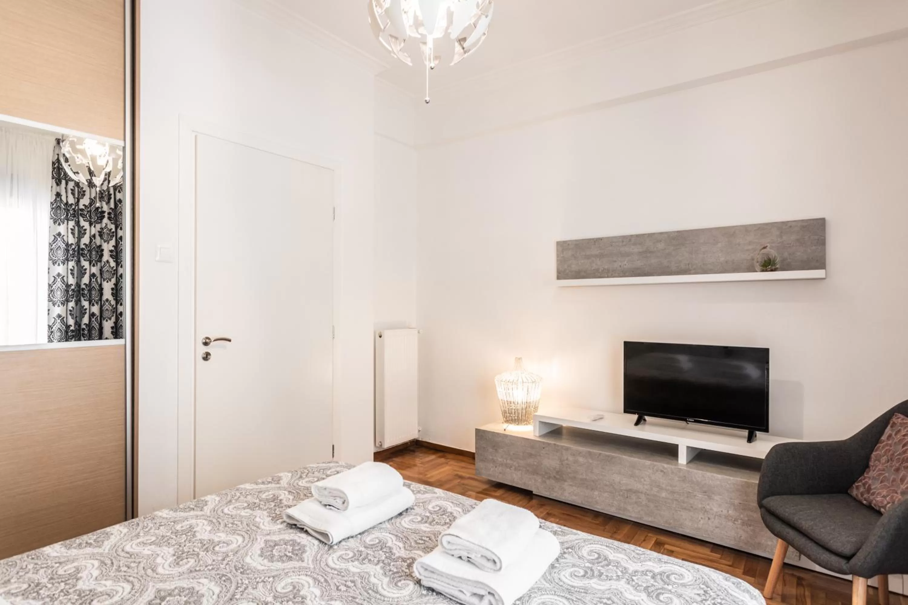 TV and multimedia, Bed in Nicholas Point Apartments and Rooms