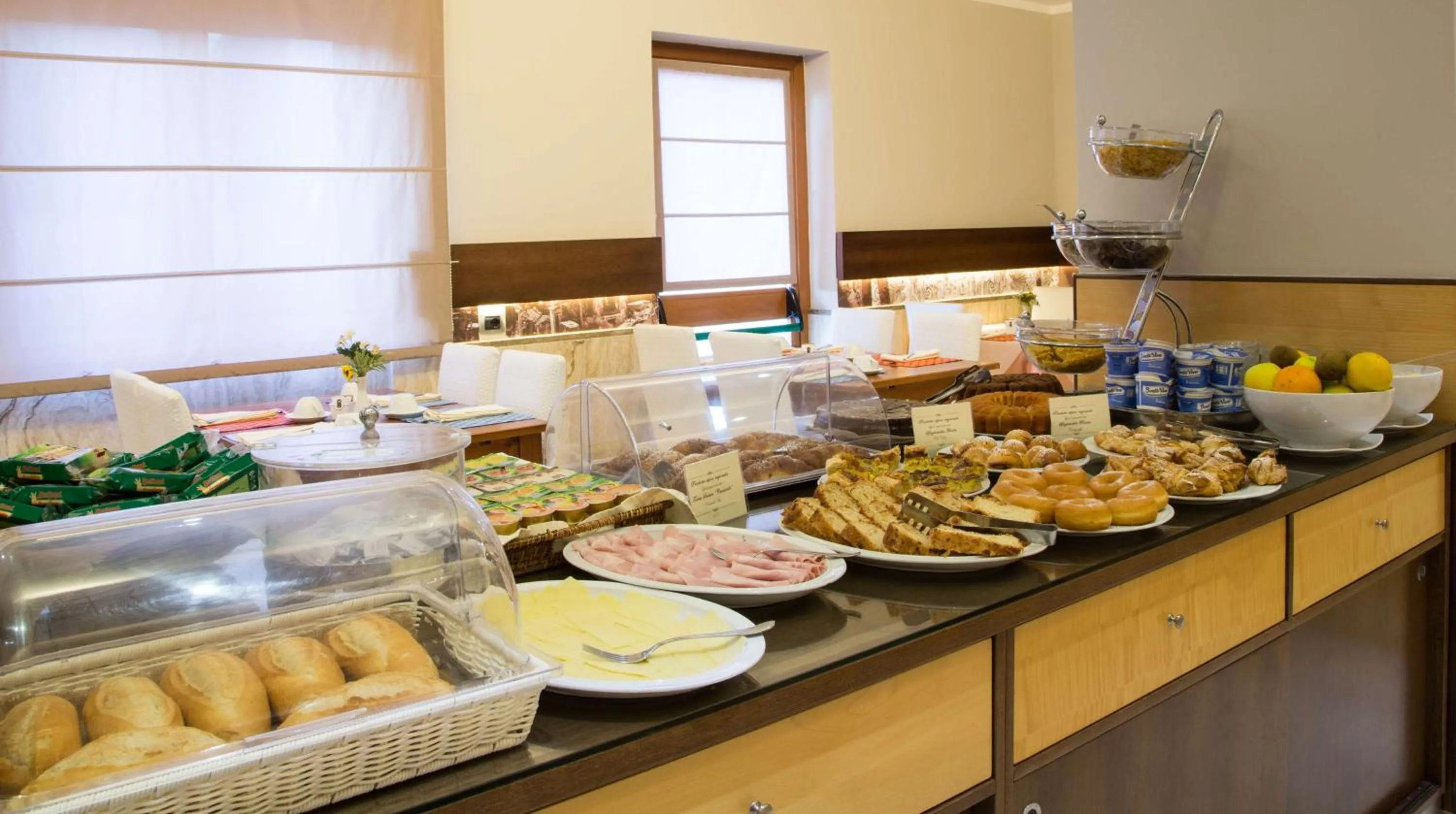 Restaurant/places to eat in Suites & Residence Hotel