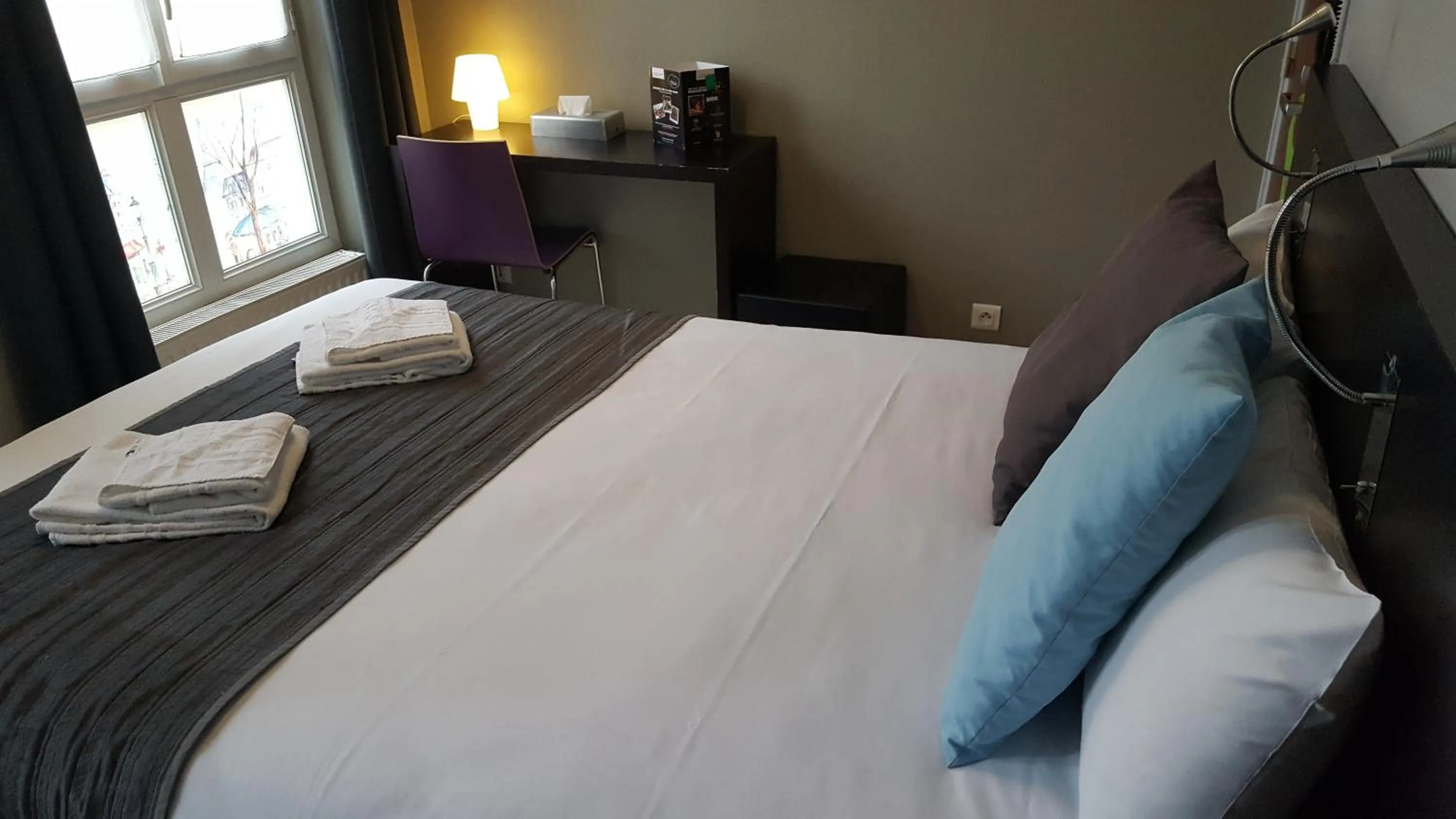 Photo of the whole room, Bed in Le Montclair Montmartre by River