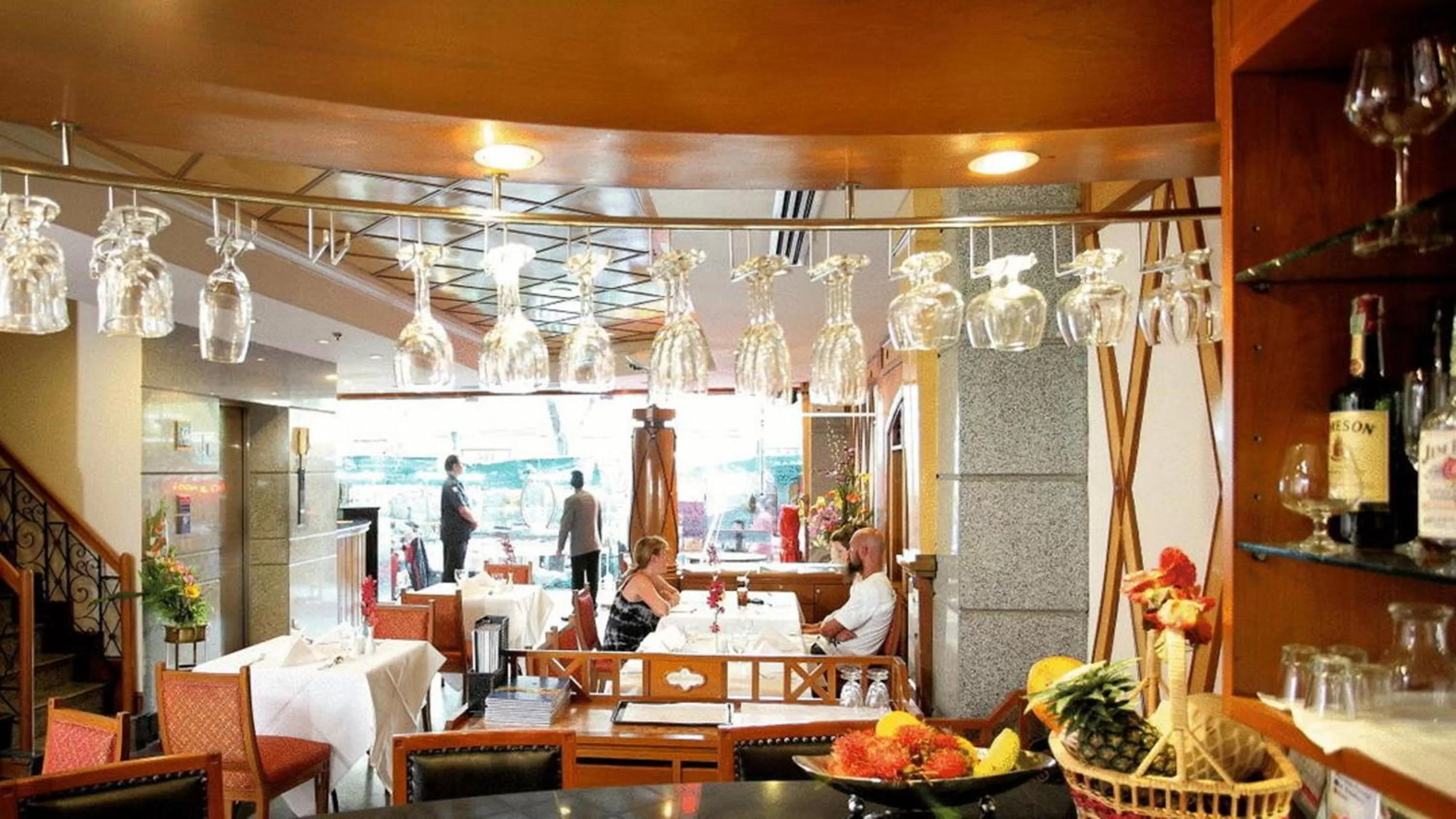 Restaurant/places to eat in Majestic Suites Hotel