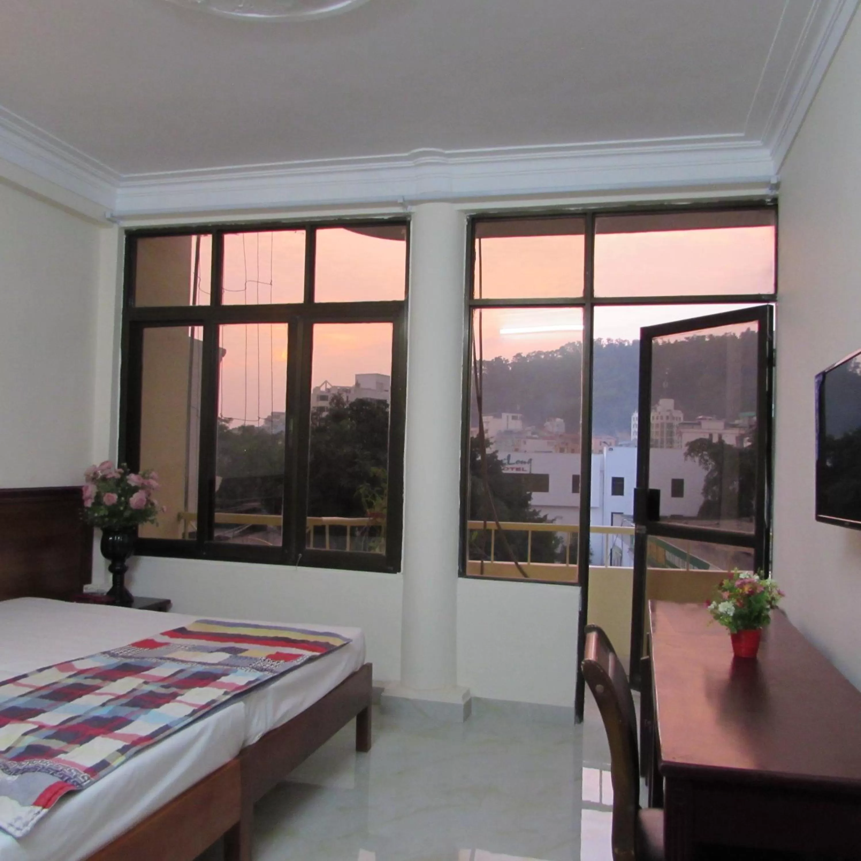 Bedroom, Bed in Viet Nhat Halong Hotel - Bai Chay