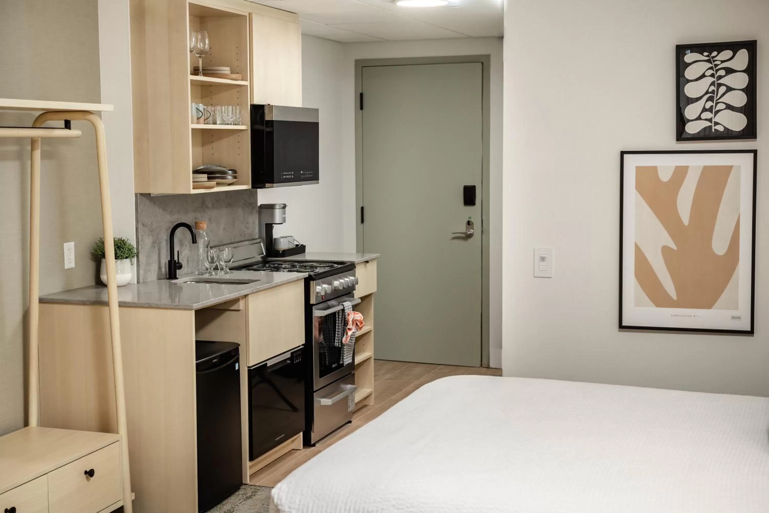 Kitchen or kitchenette, Bed in Forest Park Hotel