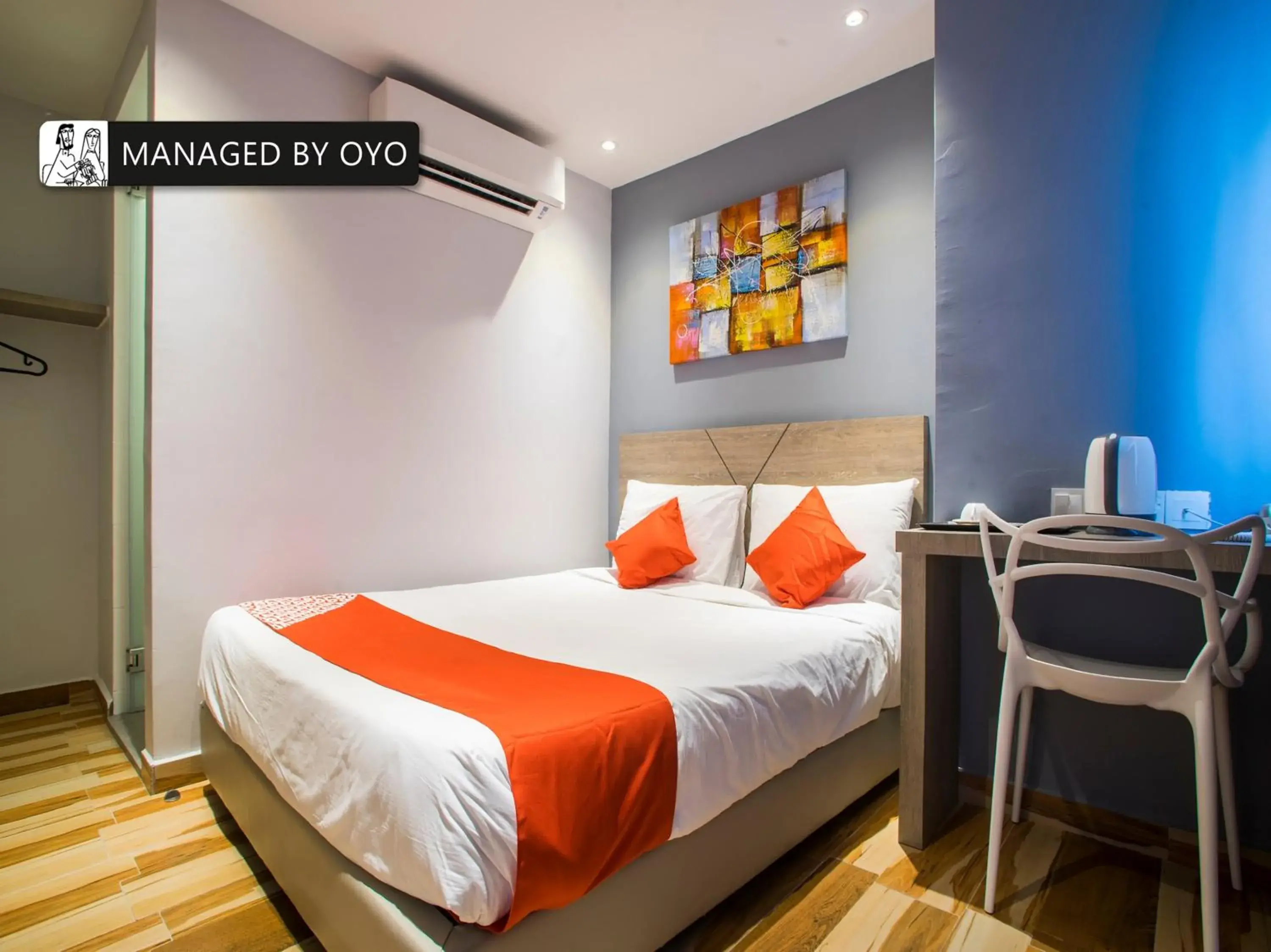 Deluxe Queen Room in Hotel O Gs Hotels Near Strand Mall Deluxe Queen Room in Hotel O Gs Hotels Near Strand Mall