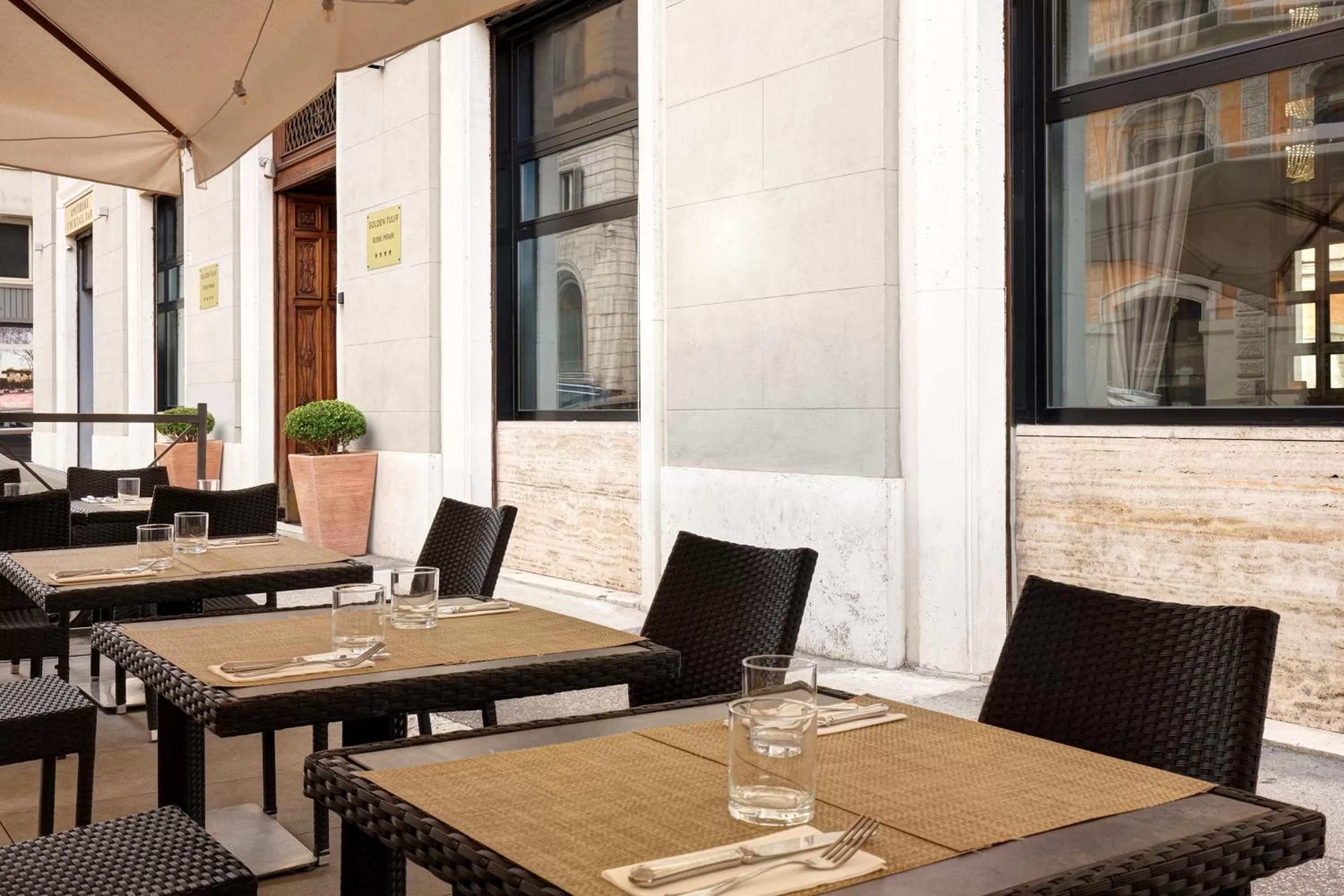 Restaurant/places to eat in Golden Tulip Rome Piram