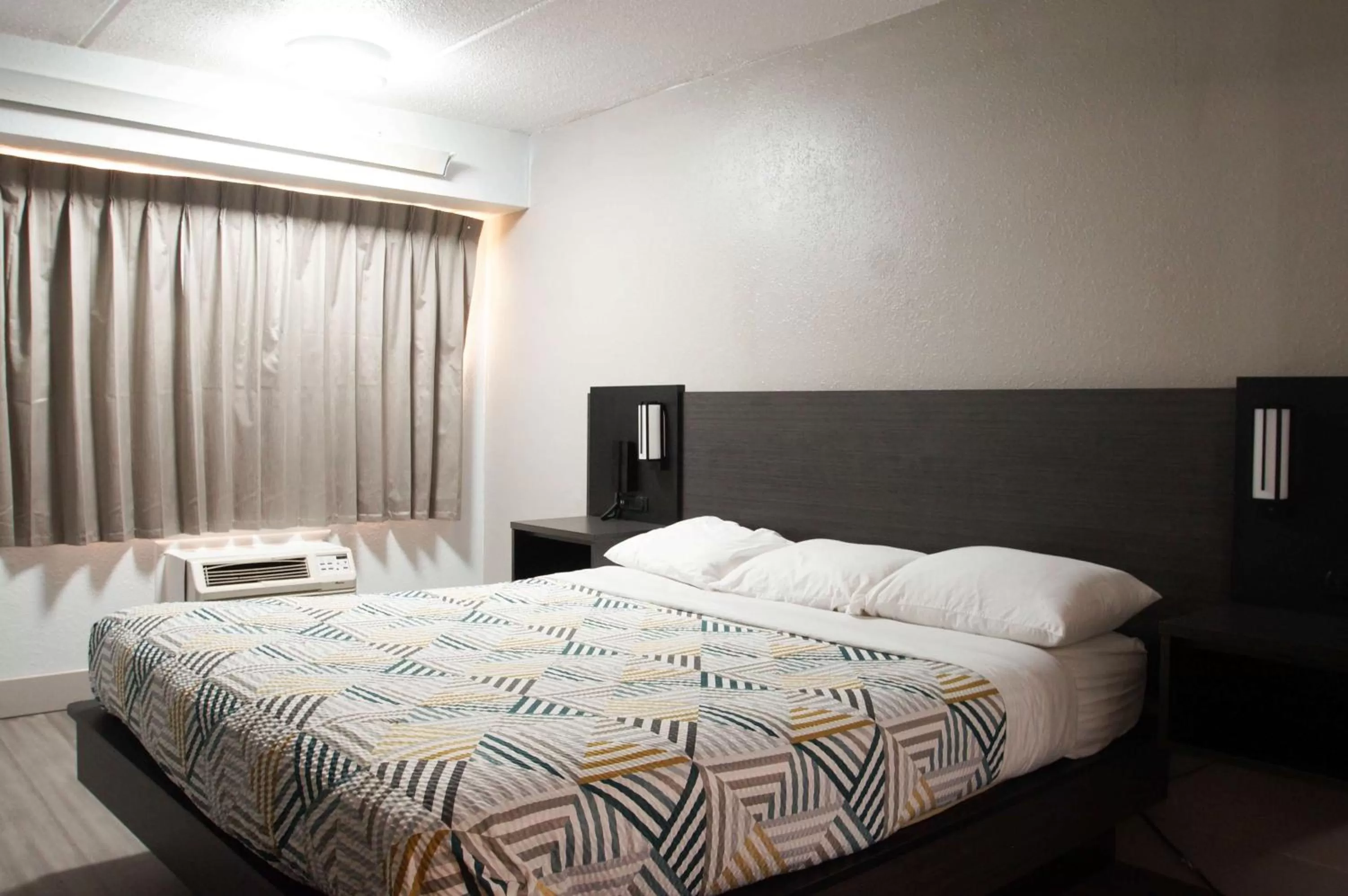 King Room - Smoking  in Motel 6-Charlotte, NC - Coliseum