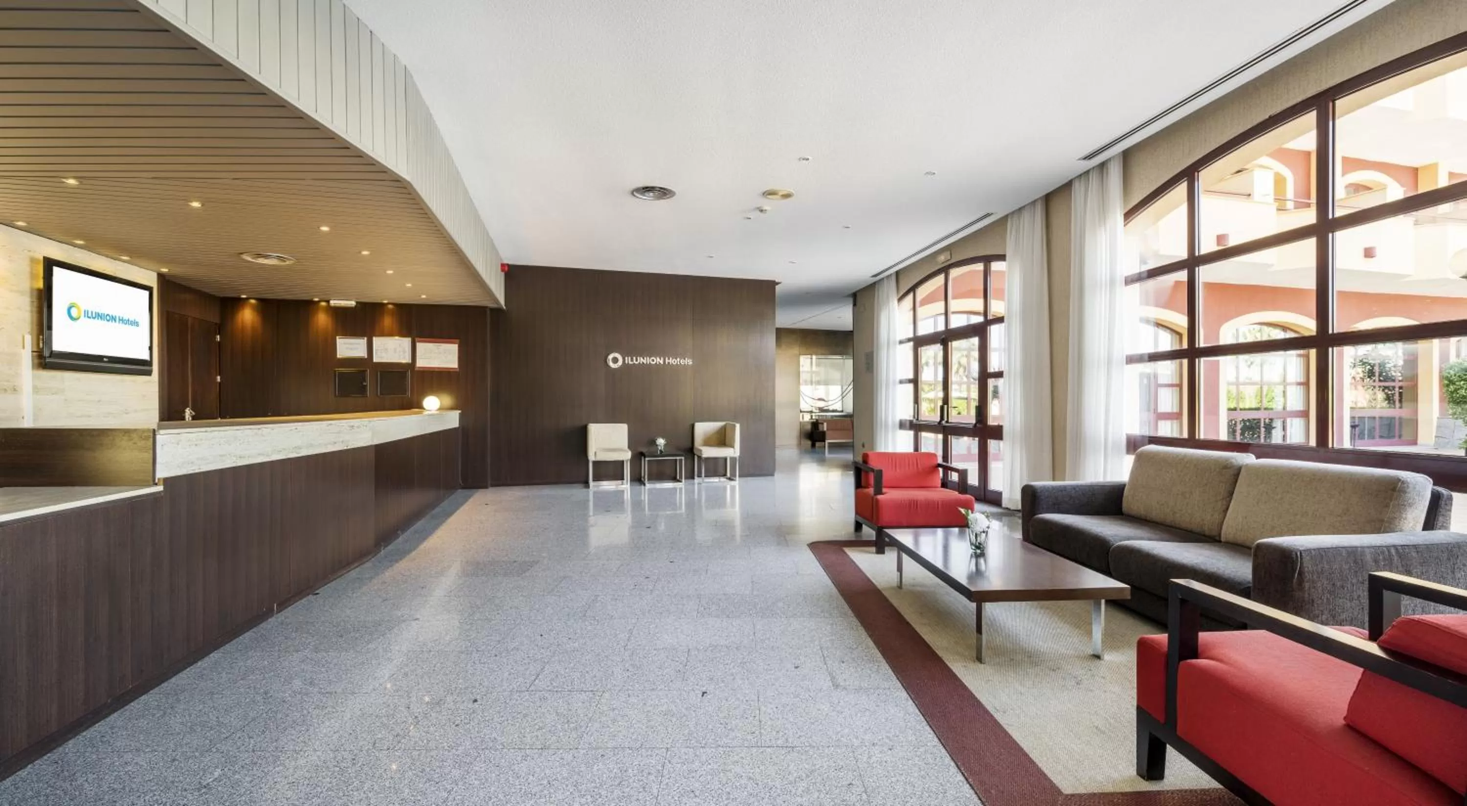 Lobby or reception in Ilunion Golf Badajoz