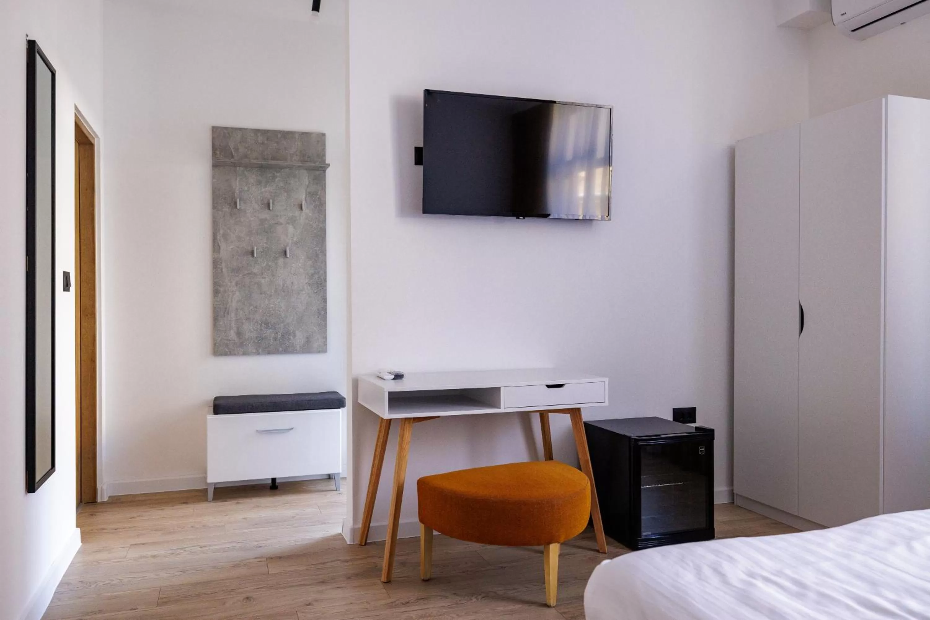 TV and multimedia, TV/Entertainment Center in Rooms Lišnić