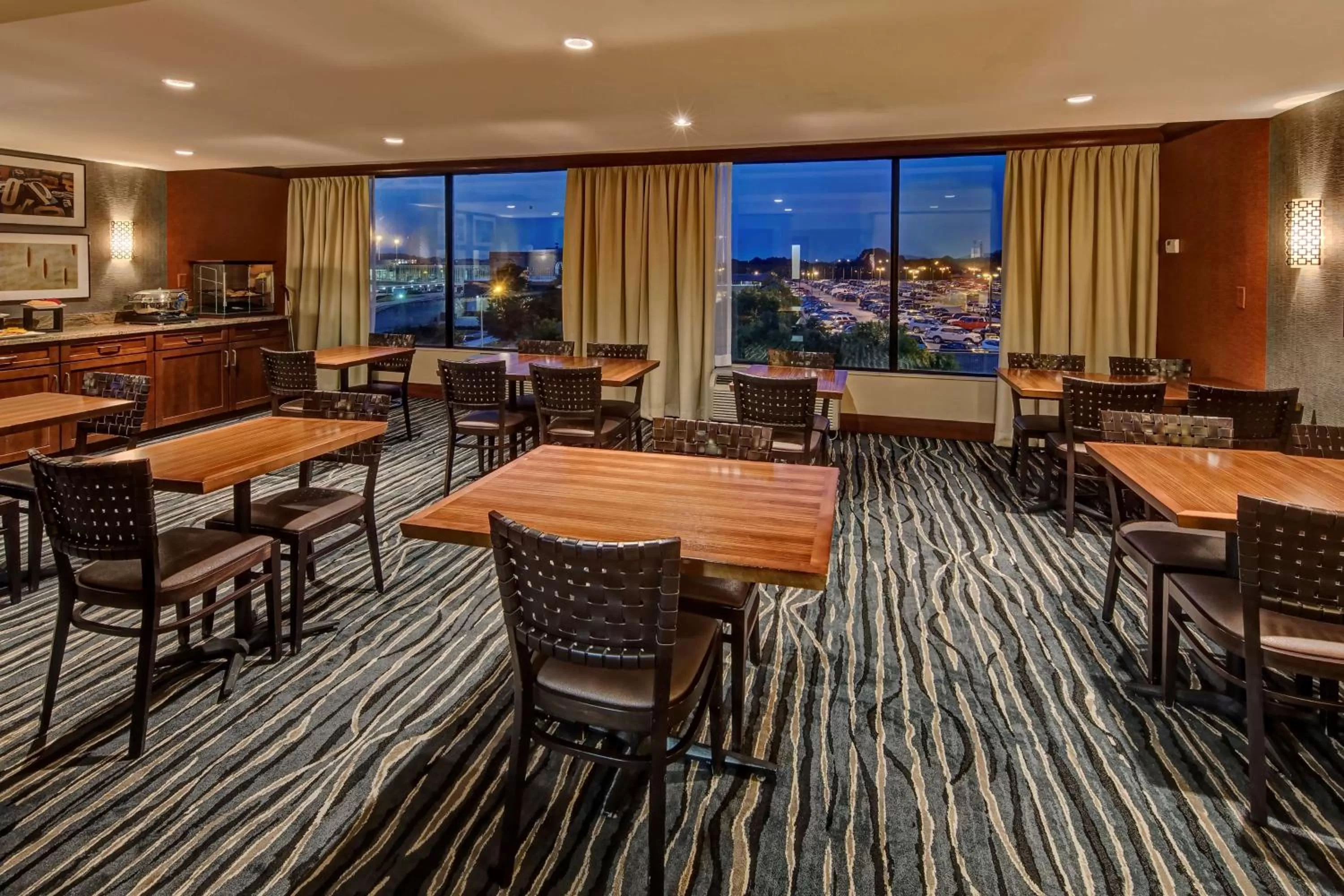 Restaurant/places to eat in Hilton Knoxville Airport