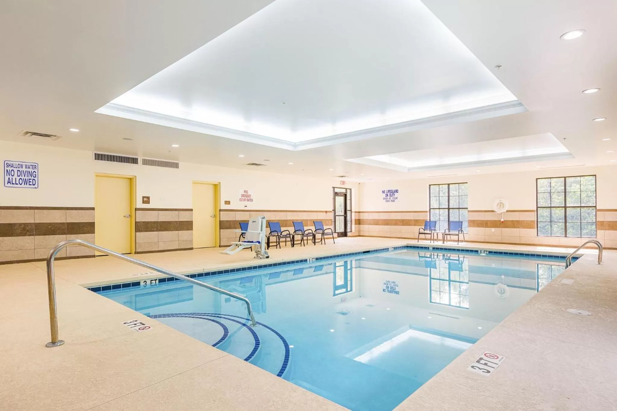 Swimming pool in Comfort Suites Piedmont - Greenville South
