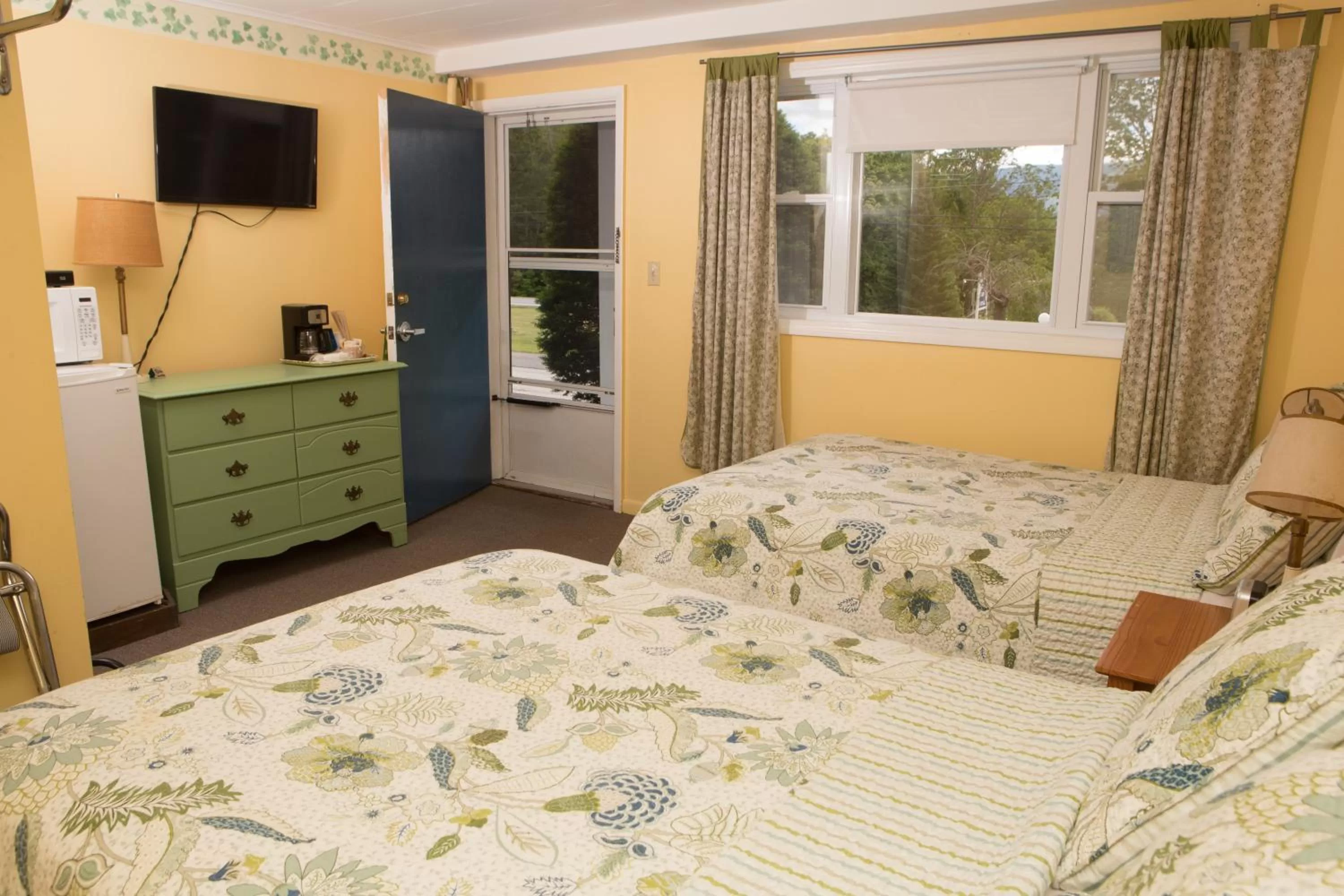 Bed in Governor's Rock Motel