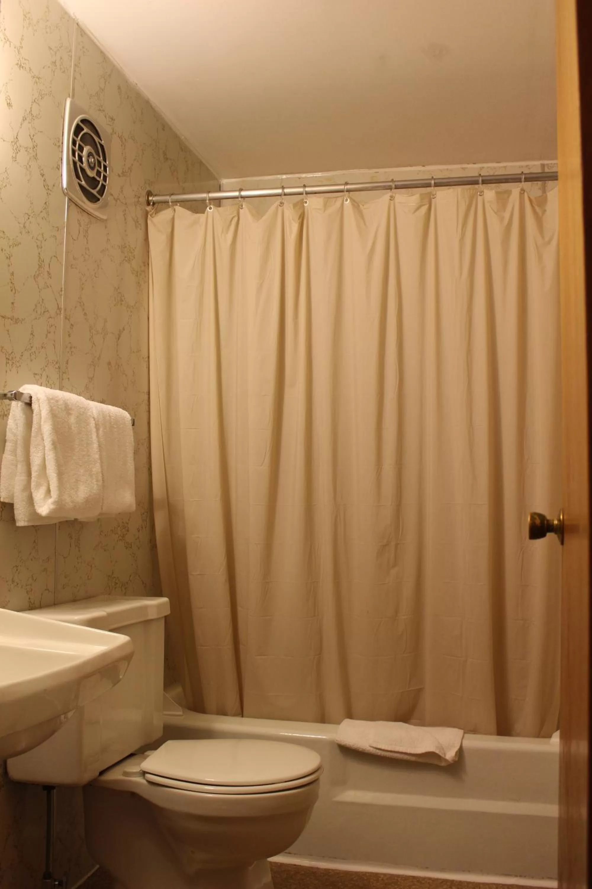 Queen Room in Inn 32