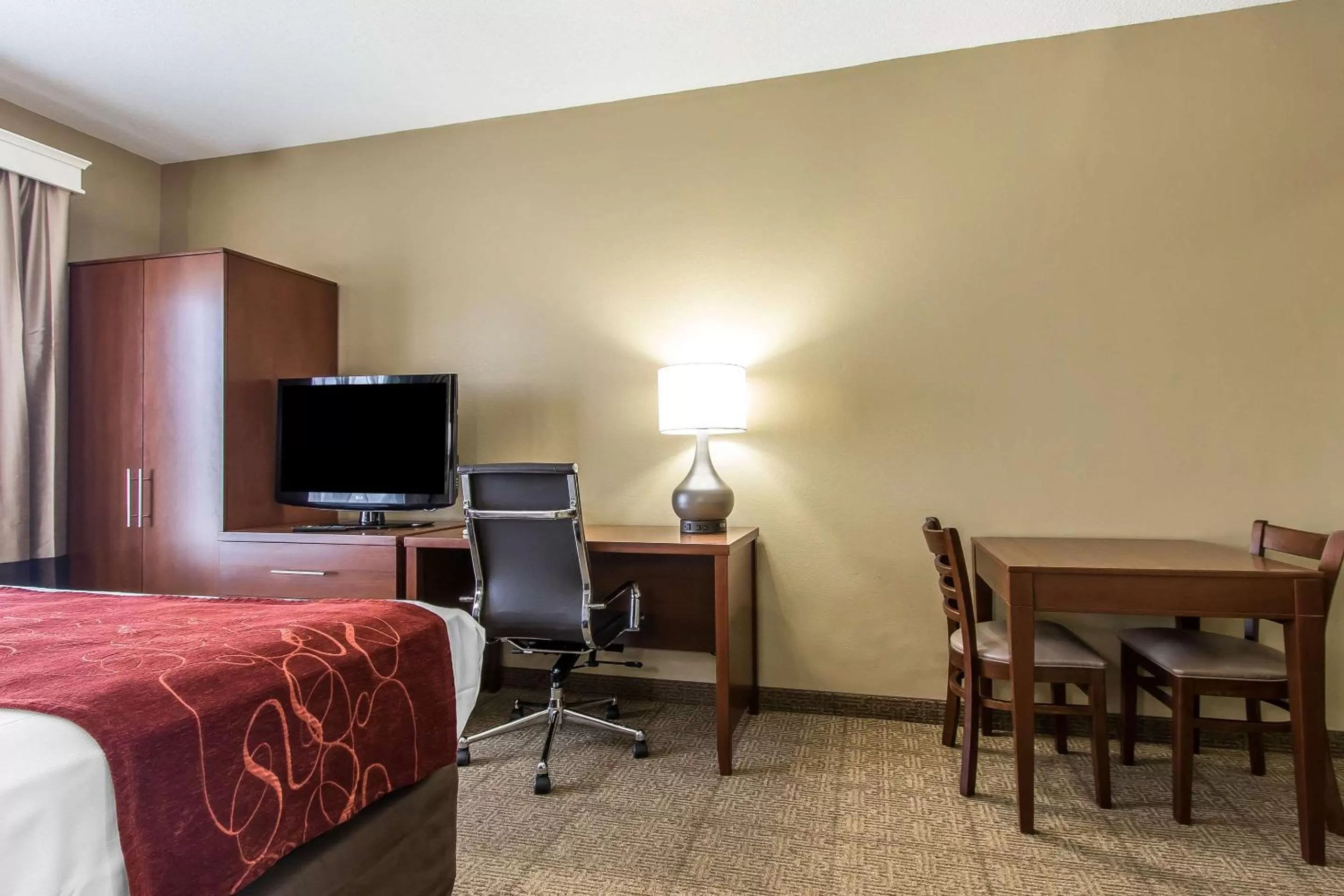 Photo of the whole room, Bed in Comfort Suites Effingham Central