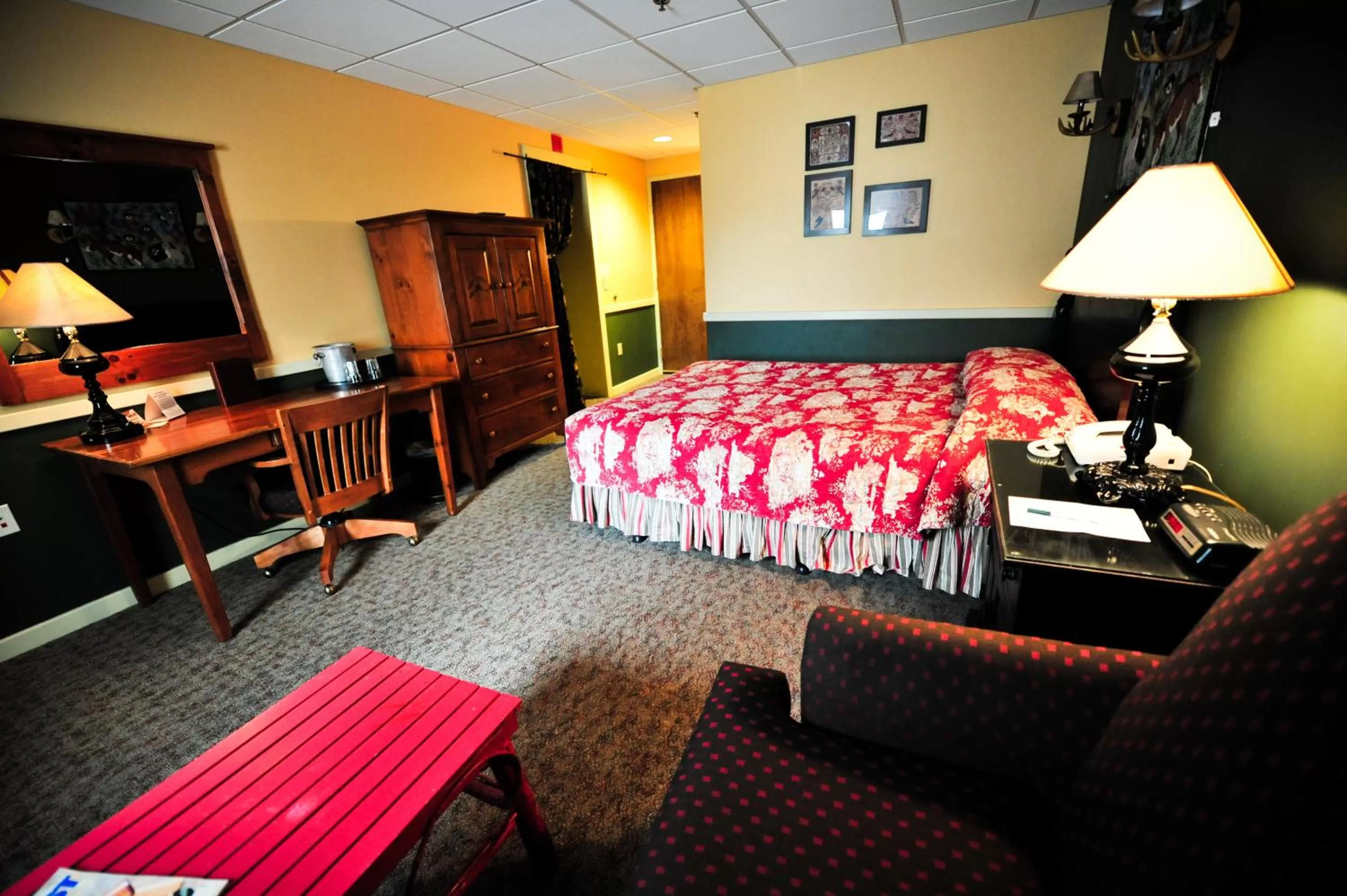 Bed in The Common Man Inn, Spa & Lodge