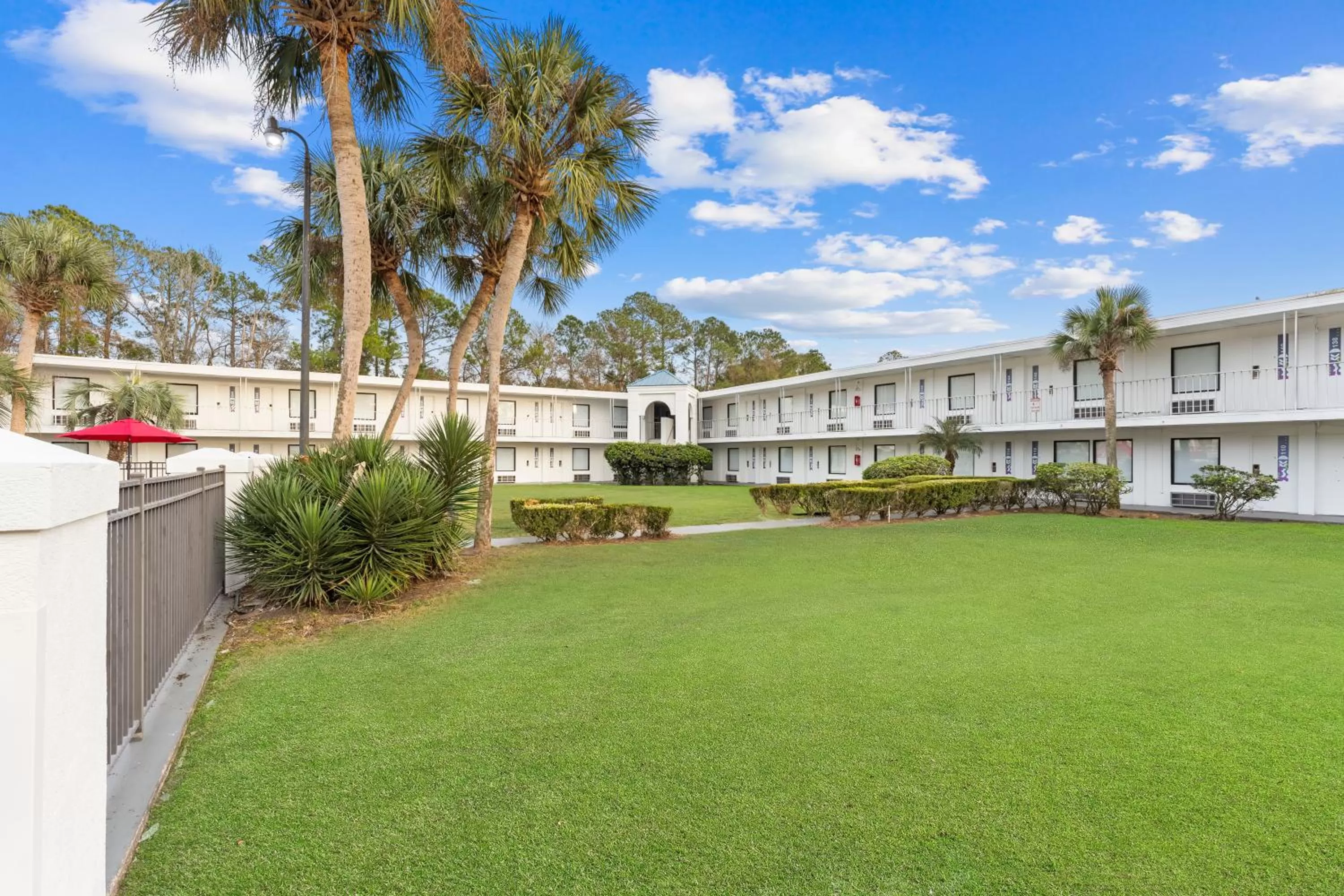 Inner courtyard view in Baymont by Wyndham Jacksonville Airport