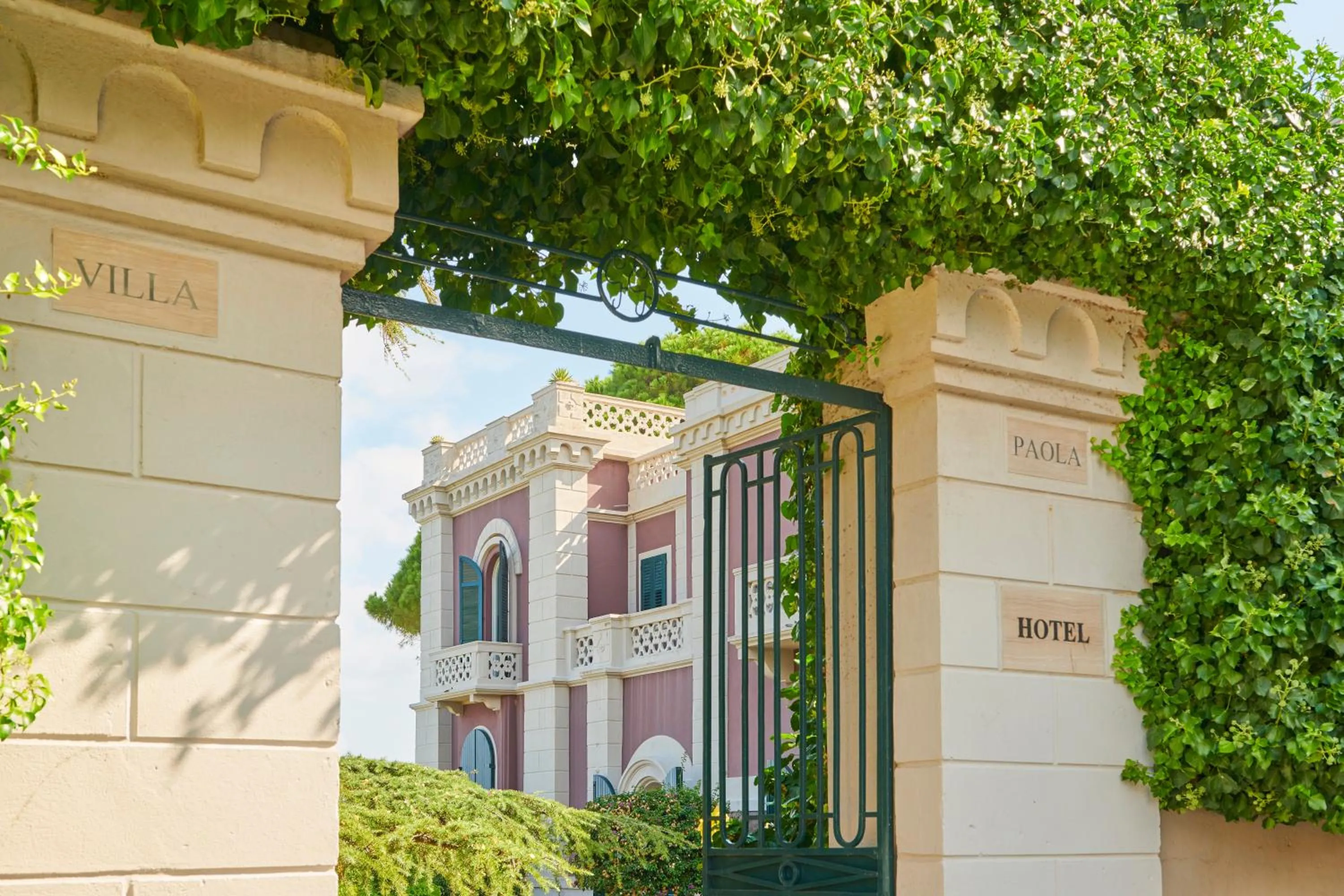 Property building in Villa Paola