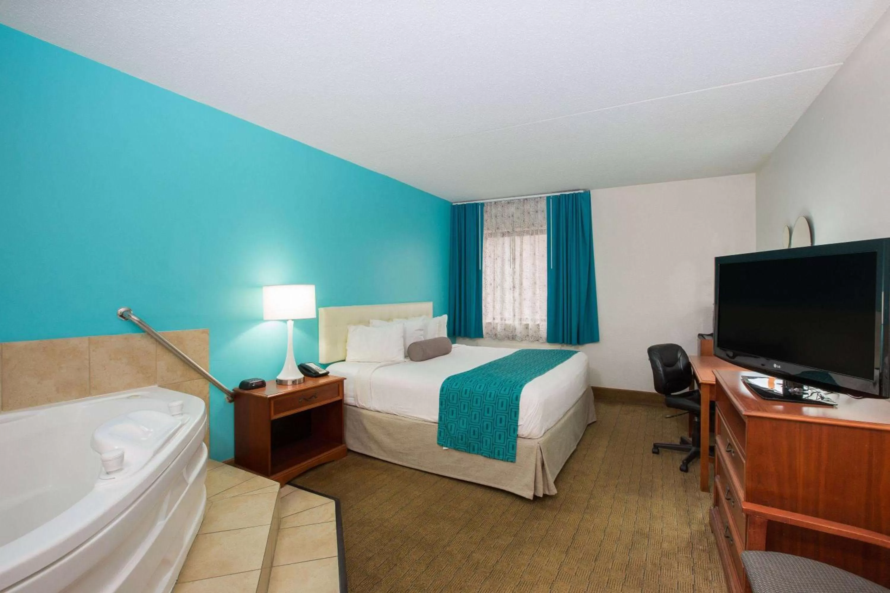Photo of the whole room, Bed in Howard Johnson by Wyndham Evansville East