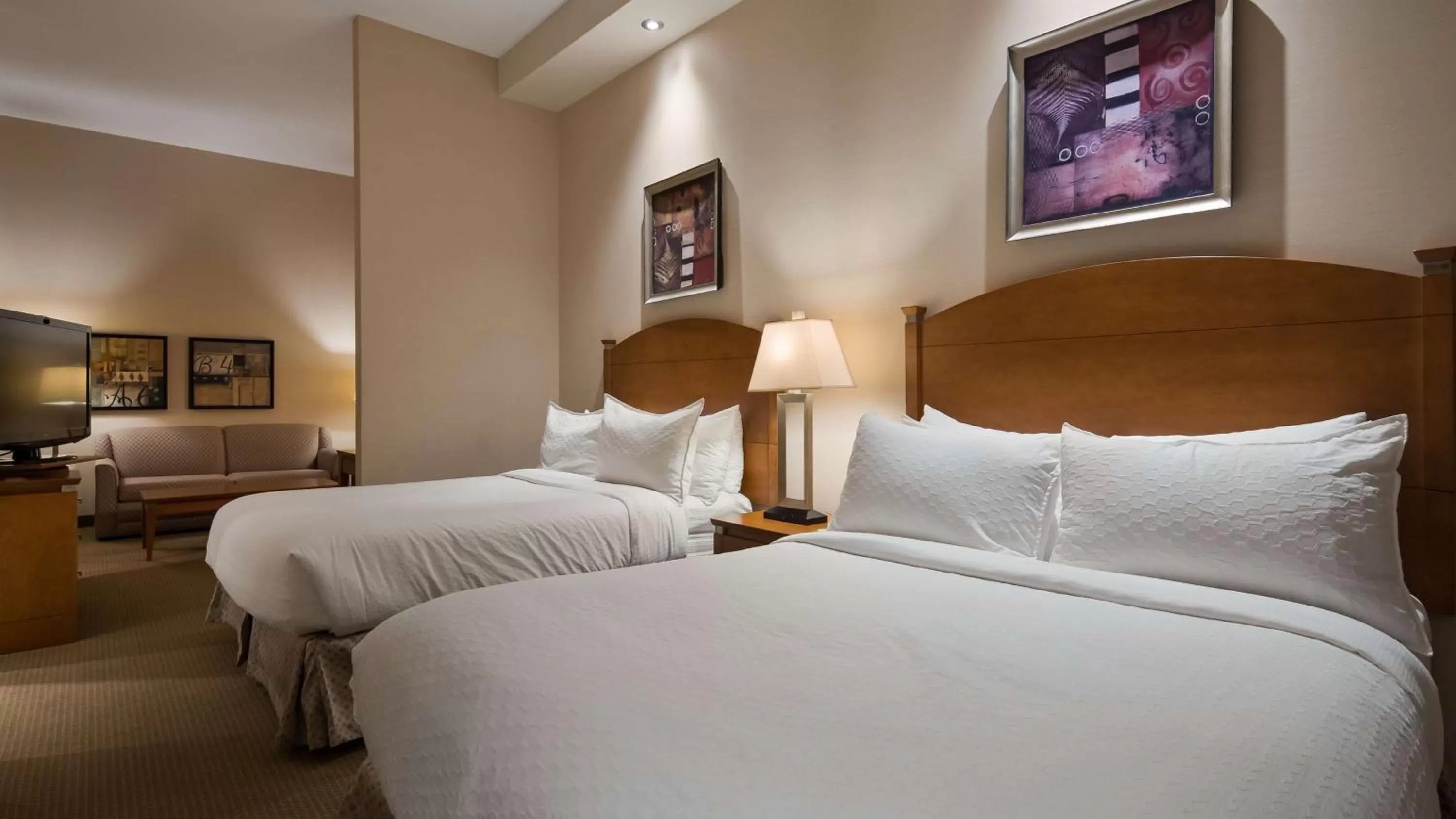 Quadruple Suite with Kitchenette - Non-Smoking in Best Western Plus Orangeville Inn & Suites