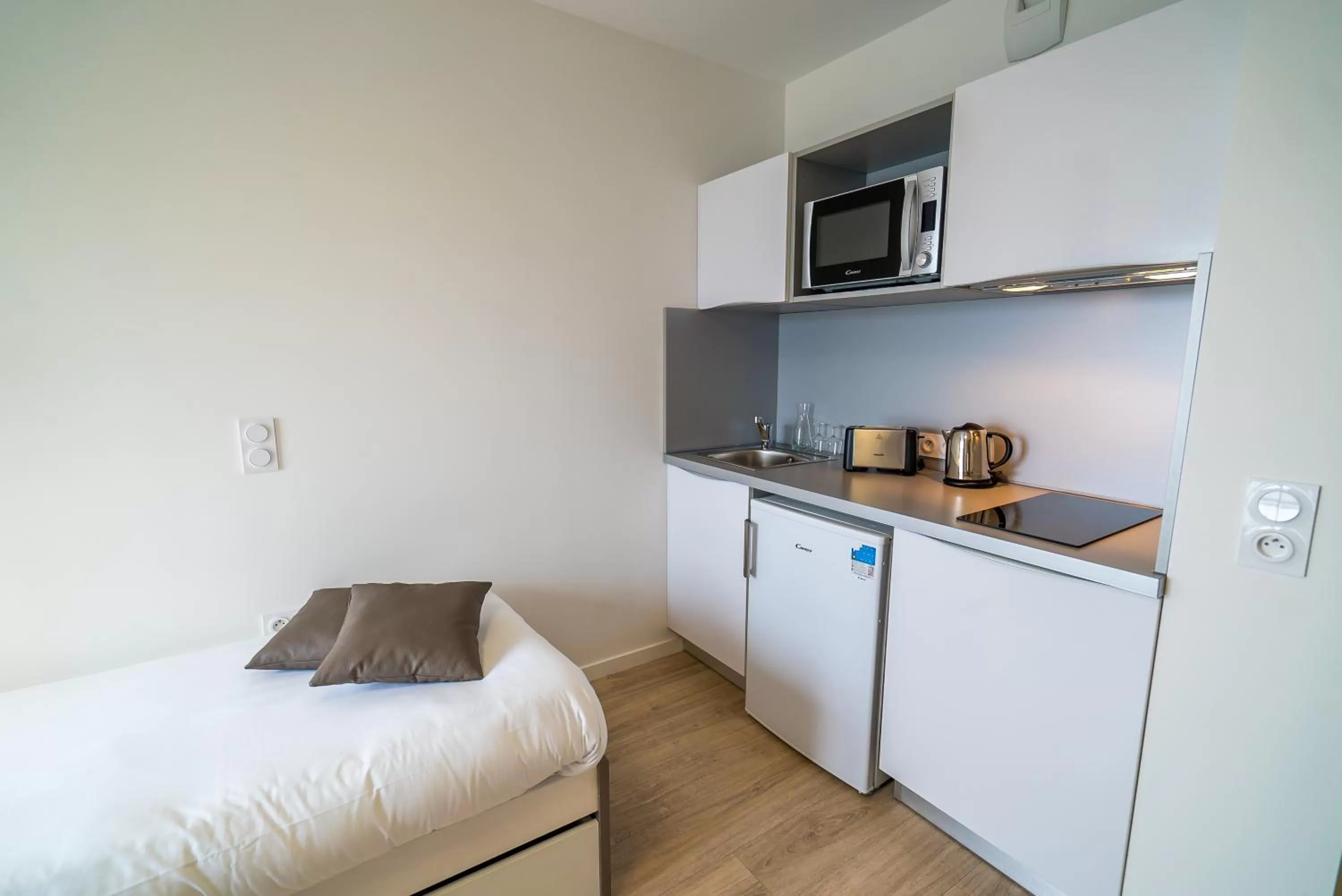 Kitchen or kitchenette, Bed in All Suites Appart Hôtel - Choisy-le-Roi