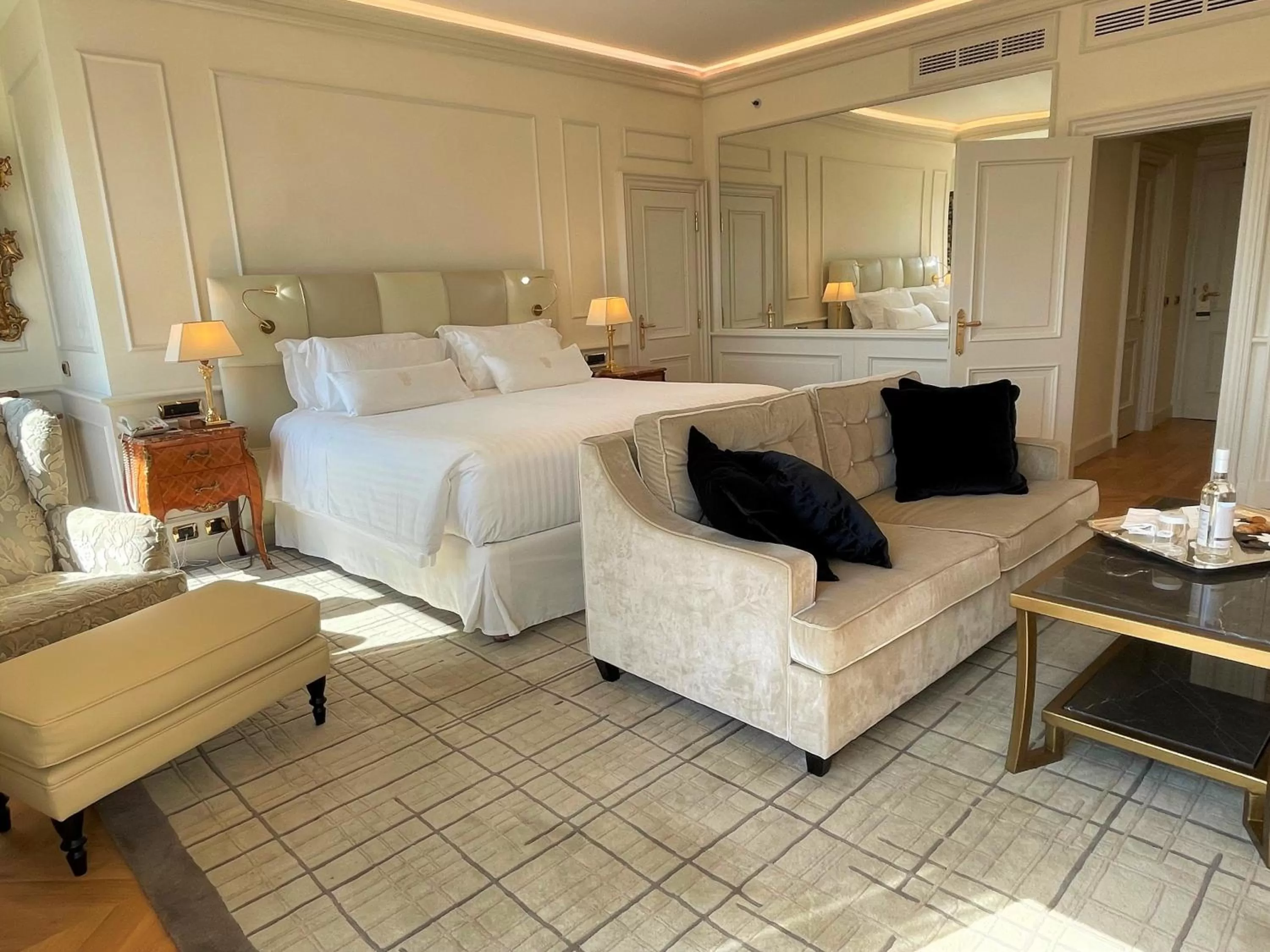 Photo of the whole room, Bed in Parco dei Principi Grand Hotel & SPA