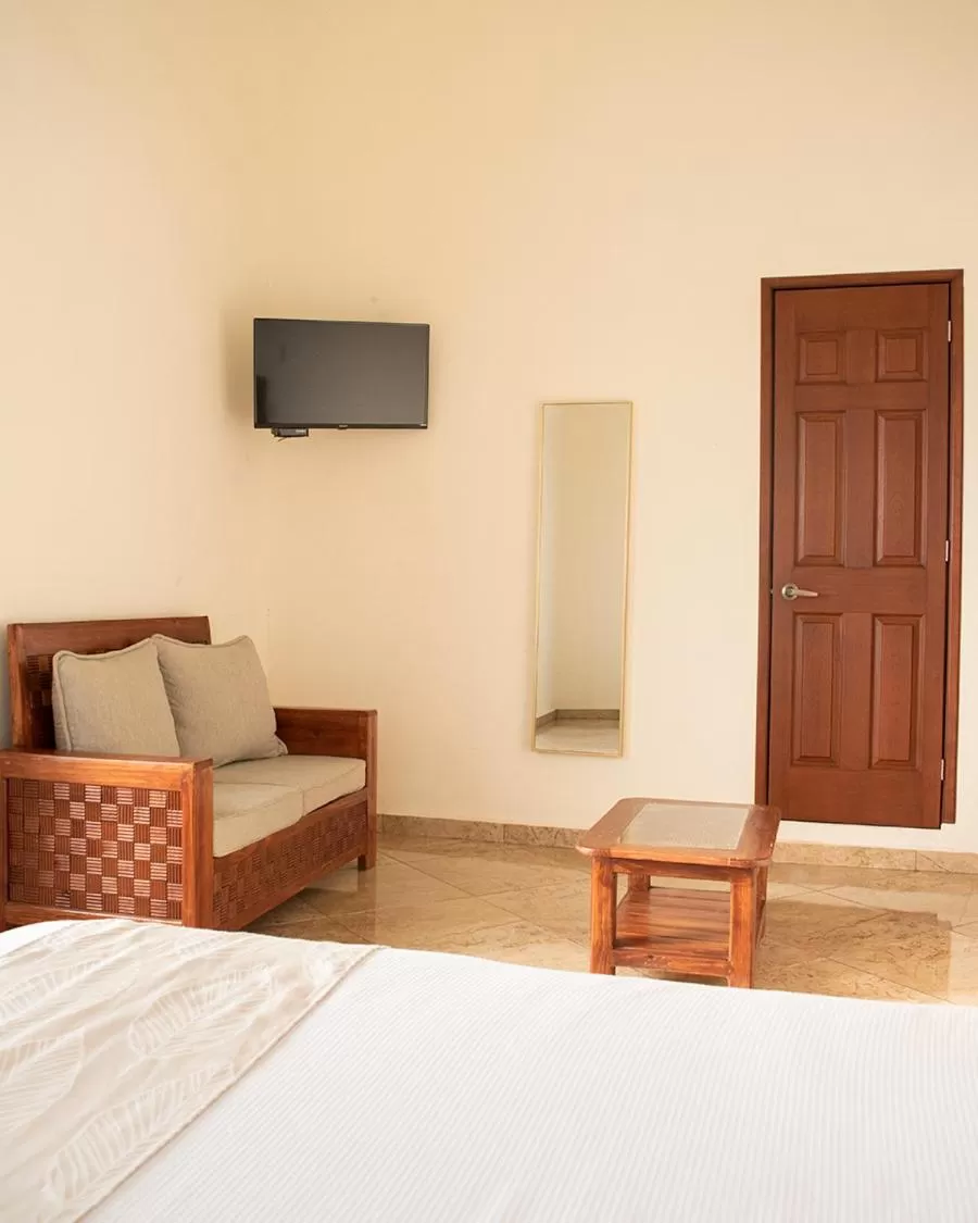 Communal lounge/ TV room, Bed in Hotel Catedral