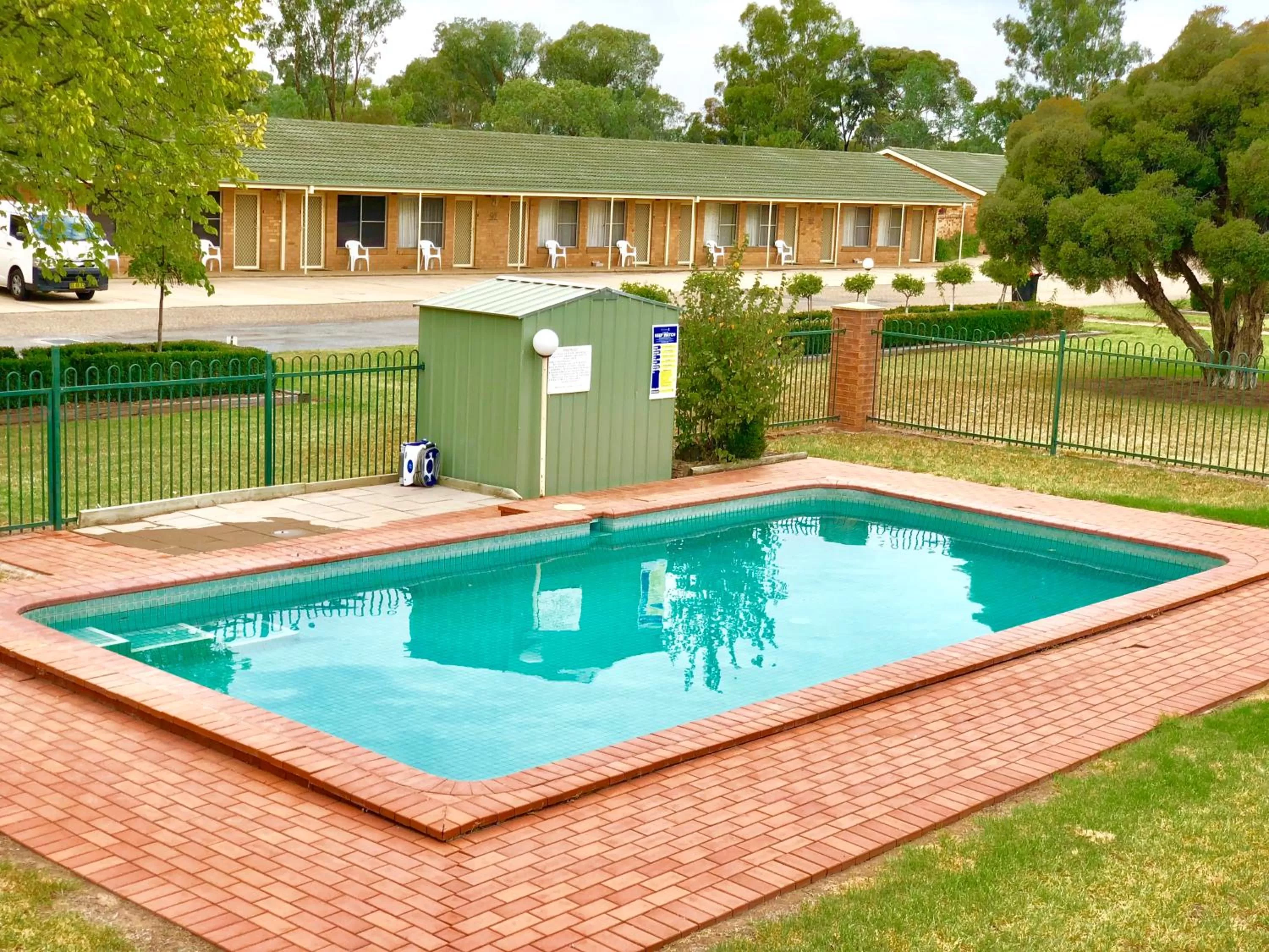 Swimming pool in Golfview Motor Inn