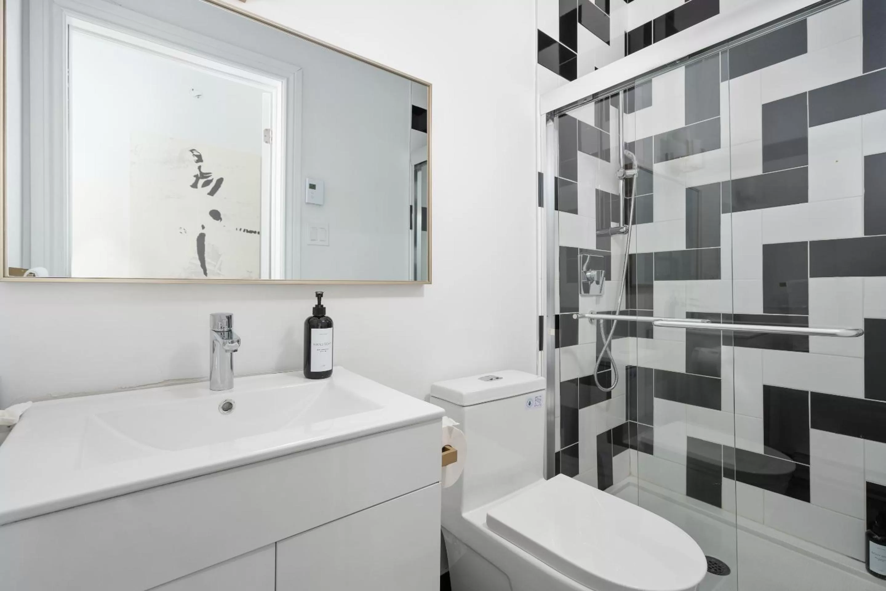 Bathroom in Le Penfield Par Nomade MTL