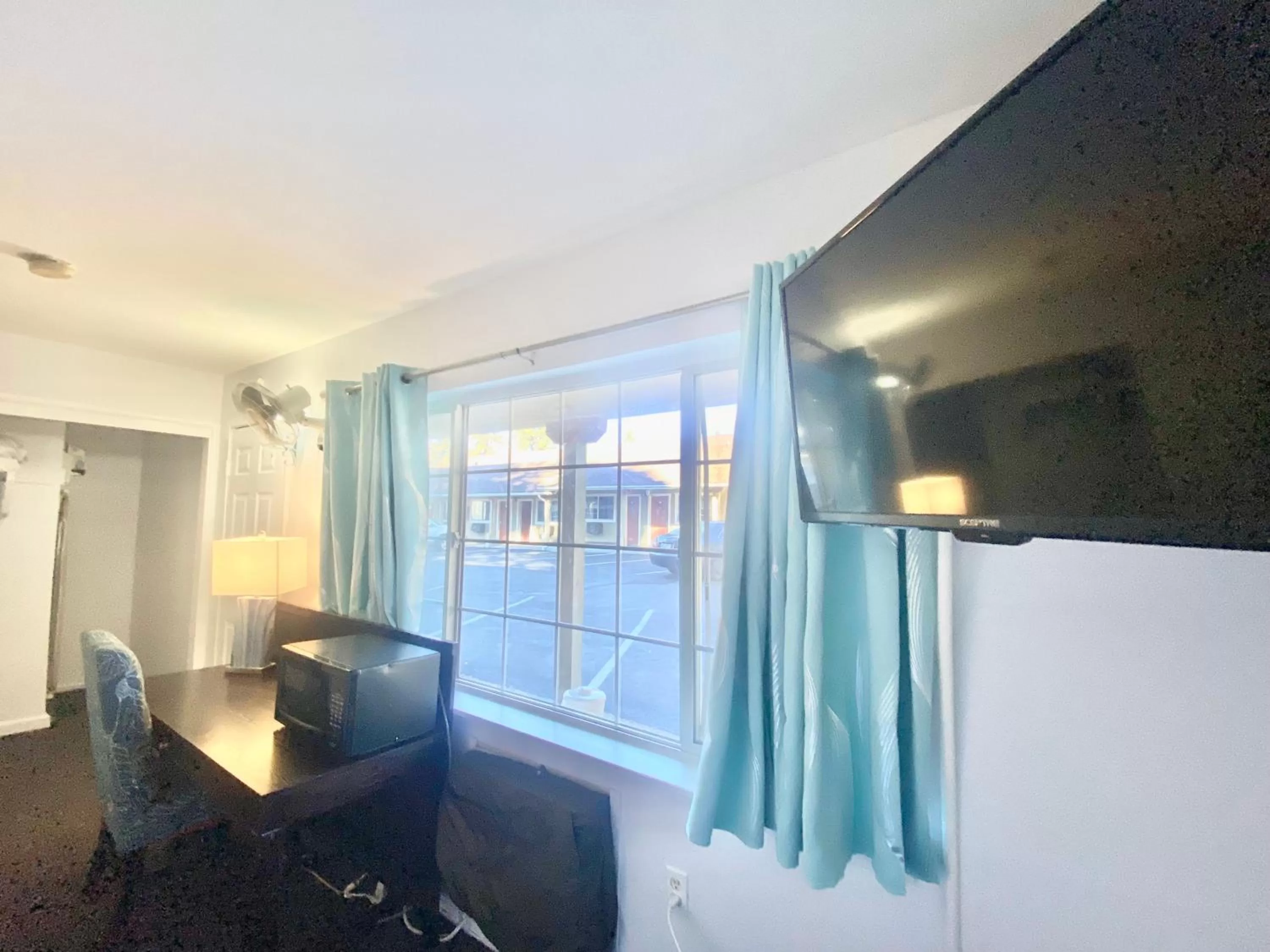 Pool view in Bluebird Day Inn & Suites