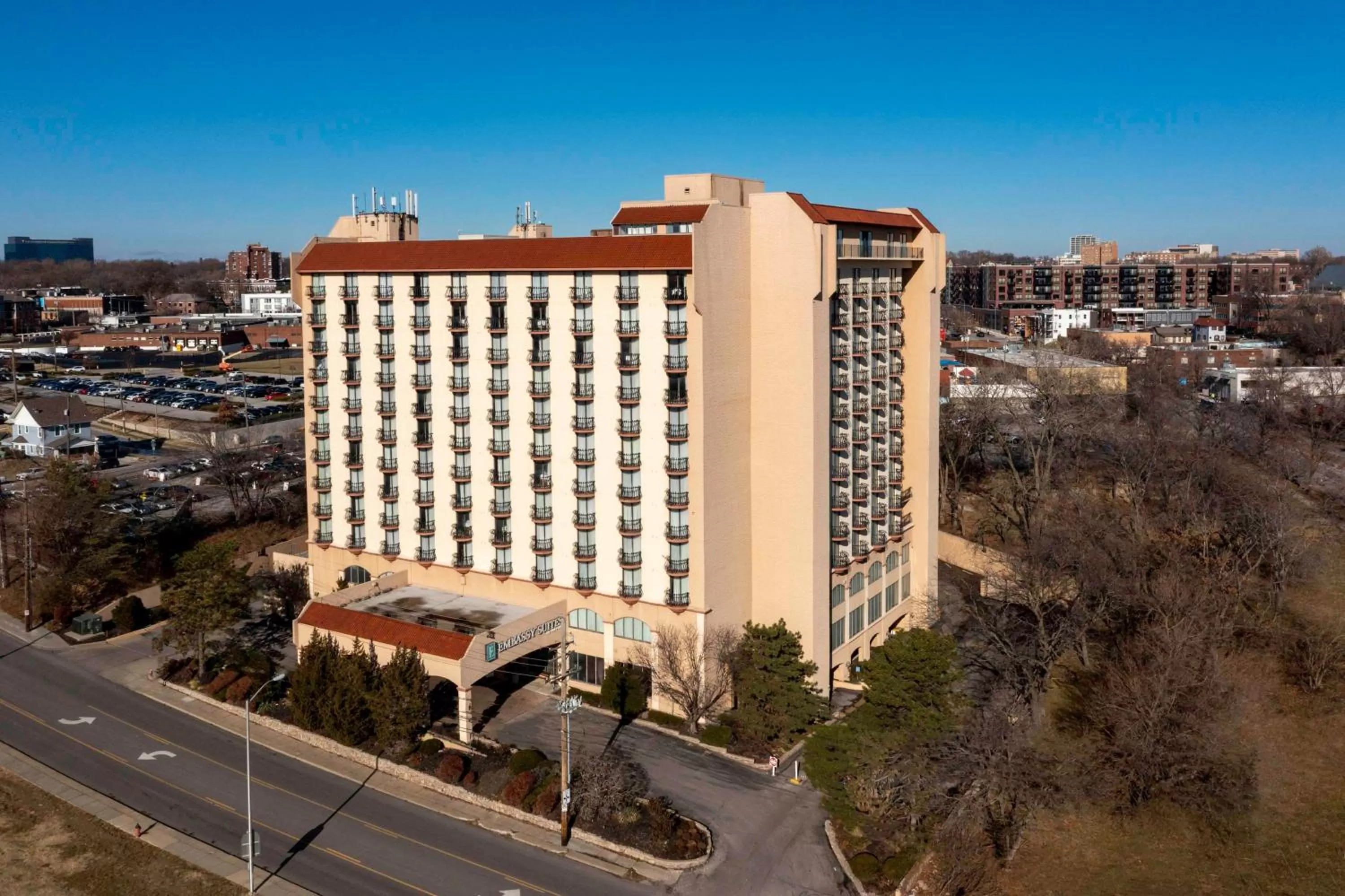 Property building in Embassy Suites by Hilton Kansas City Plaza