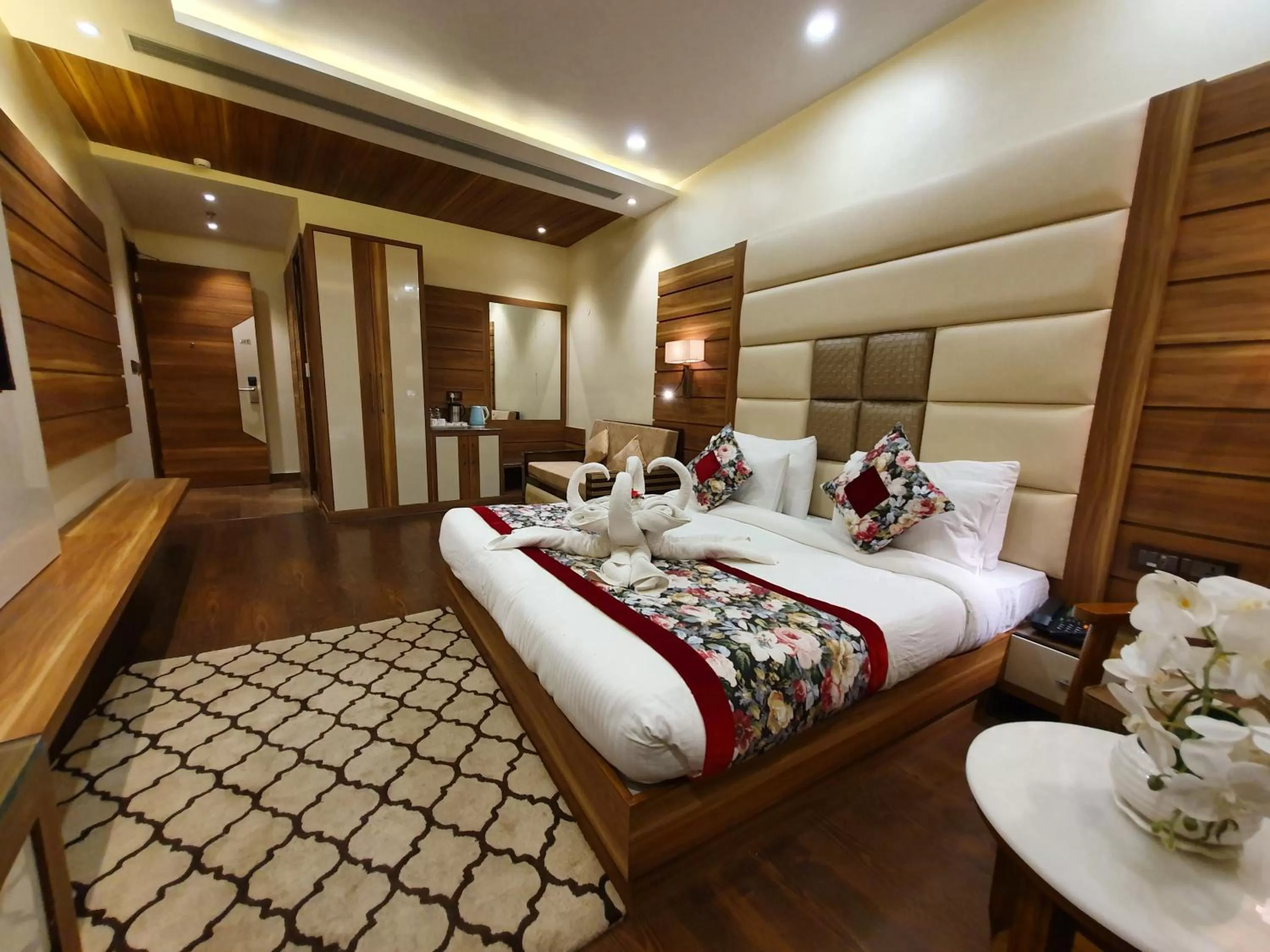 Bed in Hotel Makhan Residency