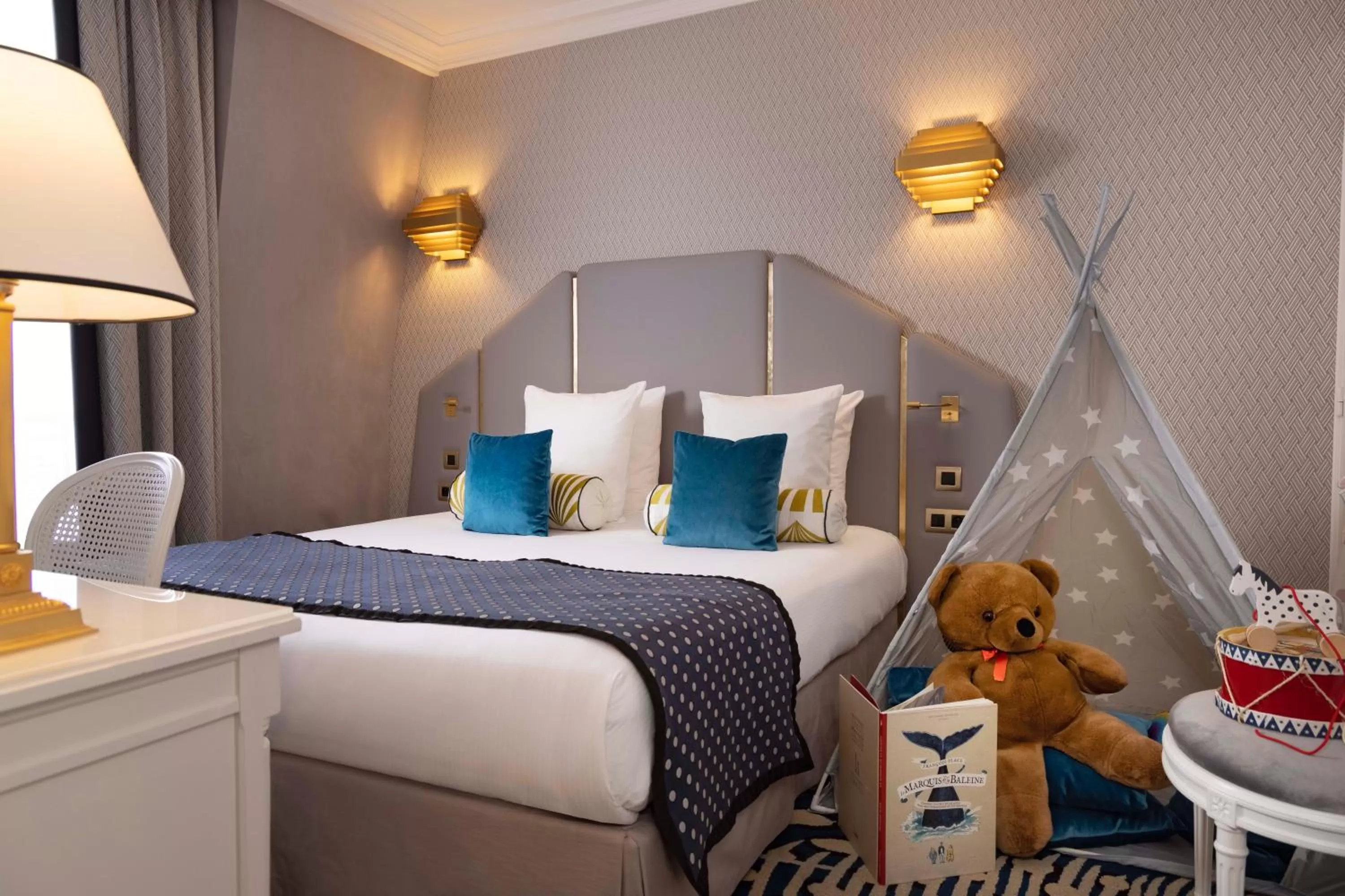 Bed in Hôtel Victor Hugo Paris Kléber