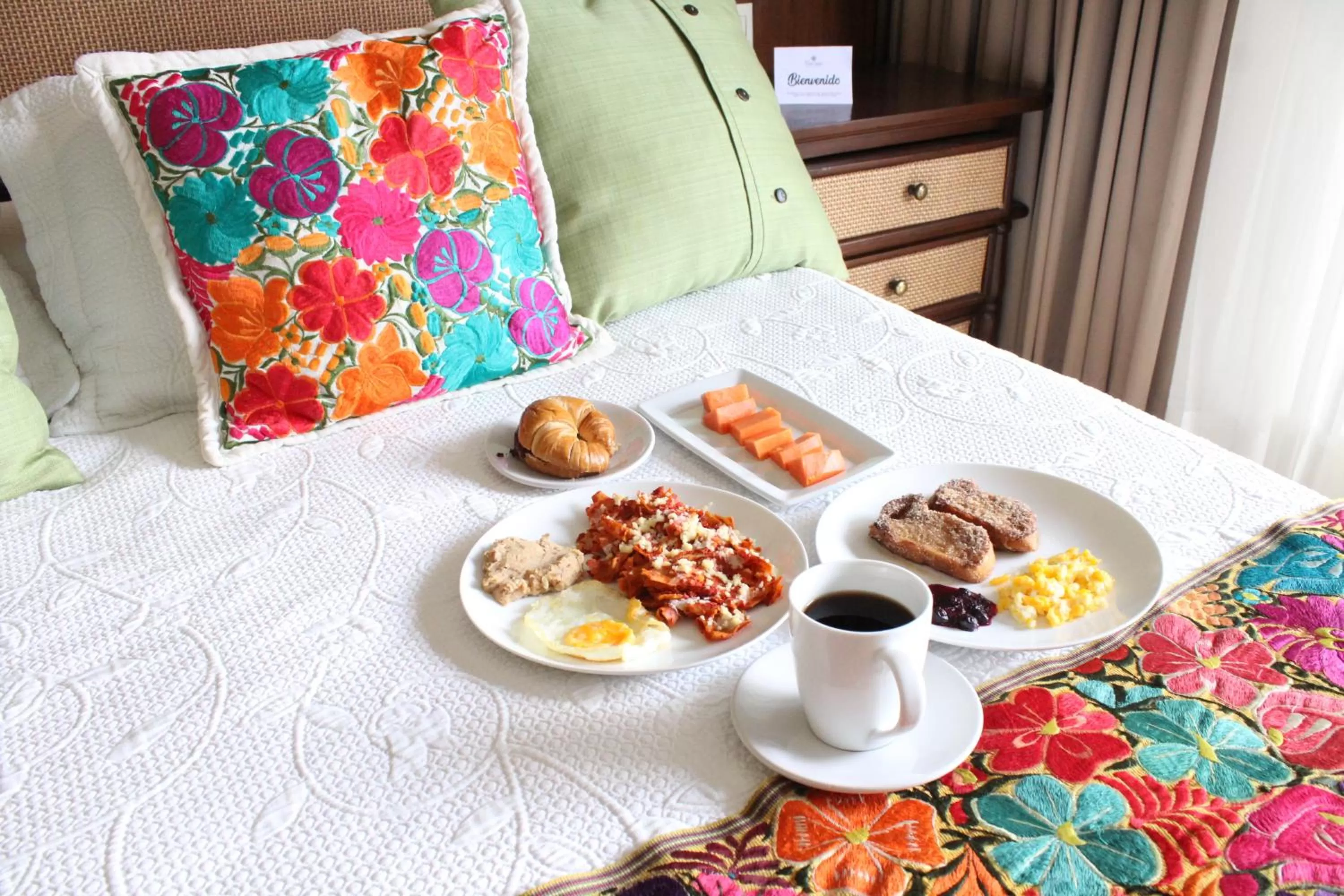 Bed in Hotel Lindo Ajijic Bed & Breakfast