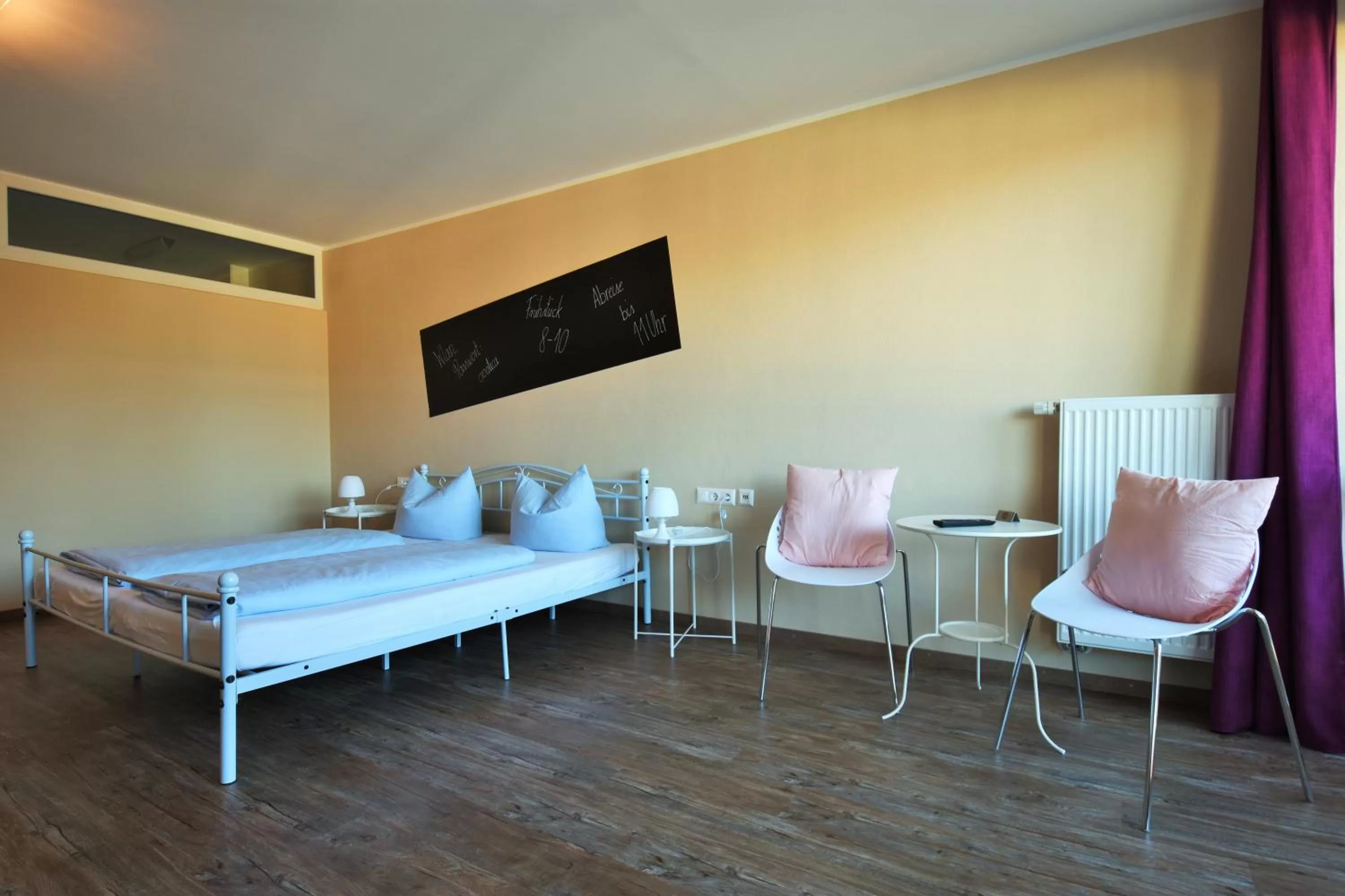 Photo of the whole room, Seating Area in Motel Füssen im Allgäu