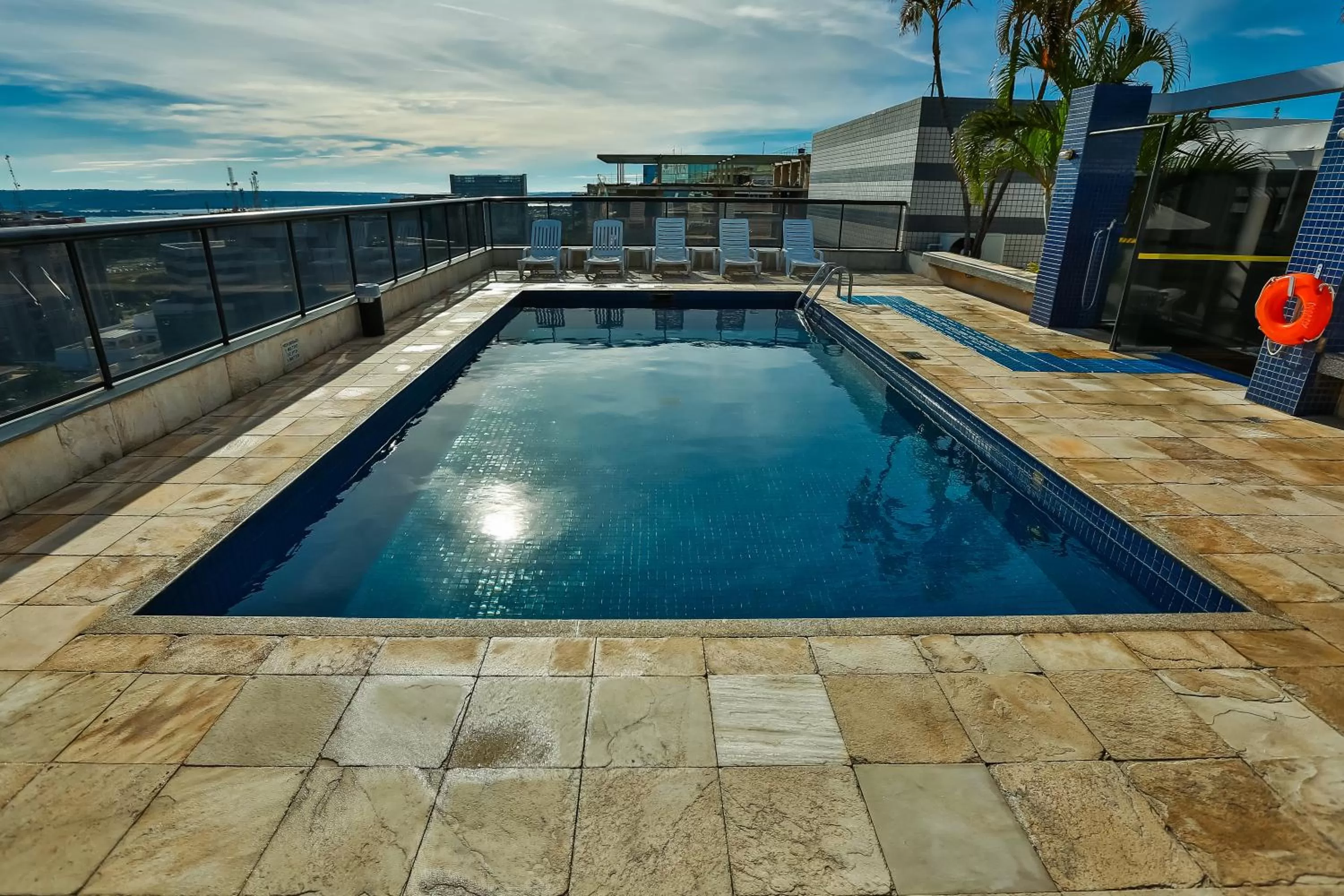 Swimming pool in Metropolitan Hotel Brasília