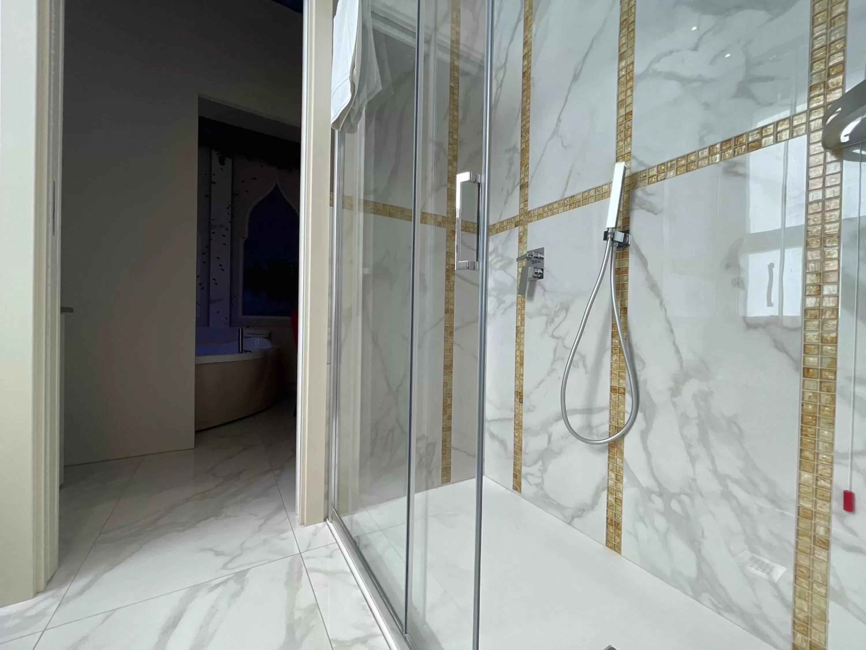 Shower in Suite Dreams Montecatini