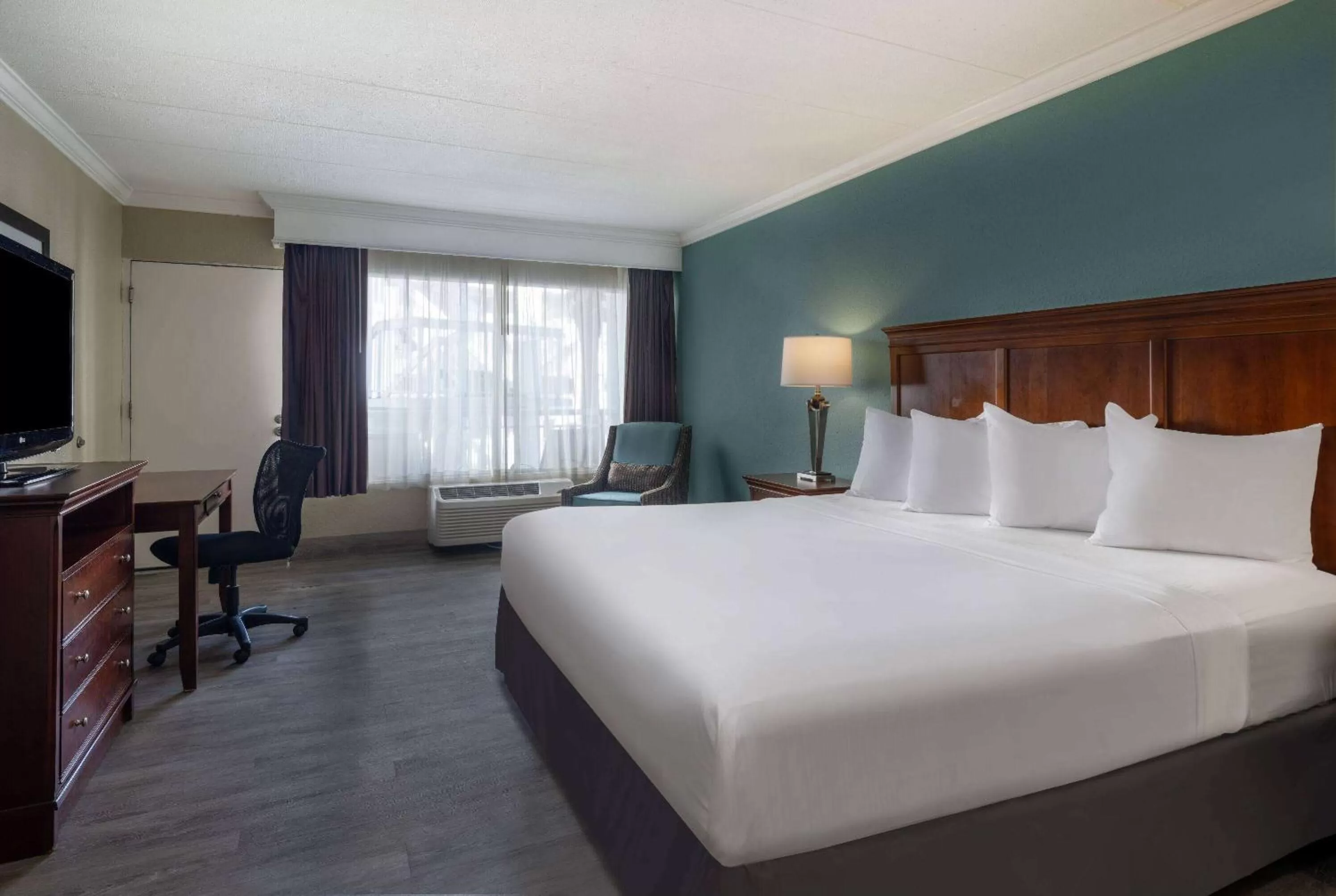 Photo of the whole room, Bed in The Sandbar Hotel, Trademark Collection by Wyndham