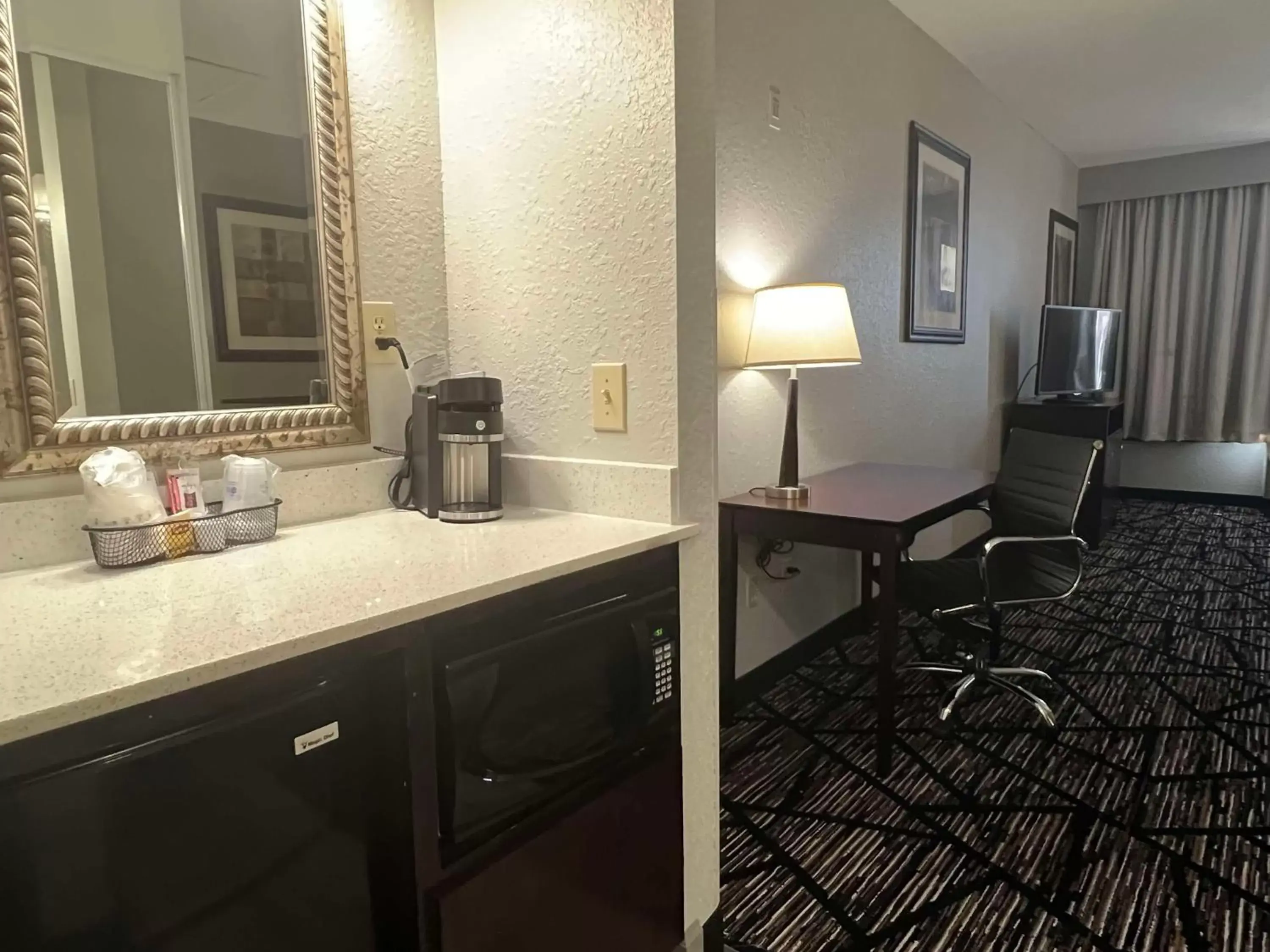 King Room - Hearing Accessible/Non-Smoking in Best Western PLUS Hobby Airport Inn and Suites King Room - Hearing Accessible/Non-Smoking in Best Western PLUS Hobby Airport Inn and Suites