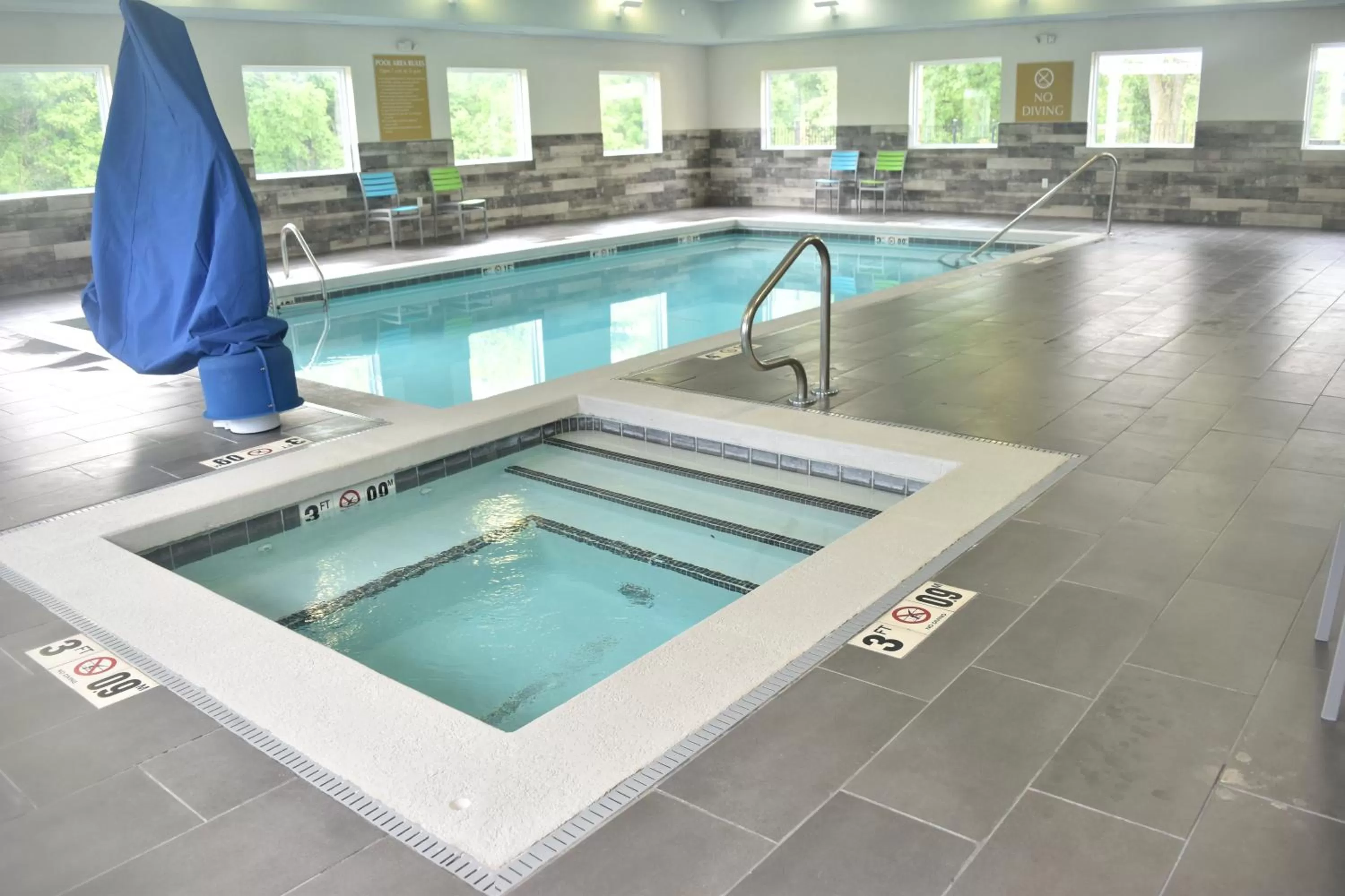 Swimming pool in Candlewood Suites Independence by IHG